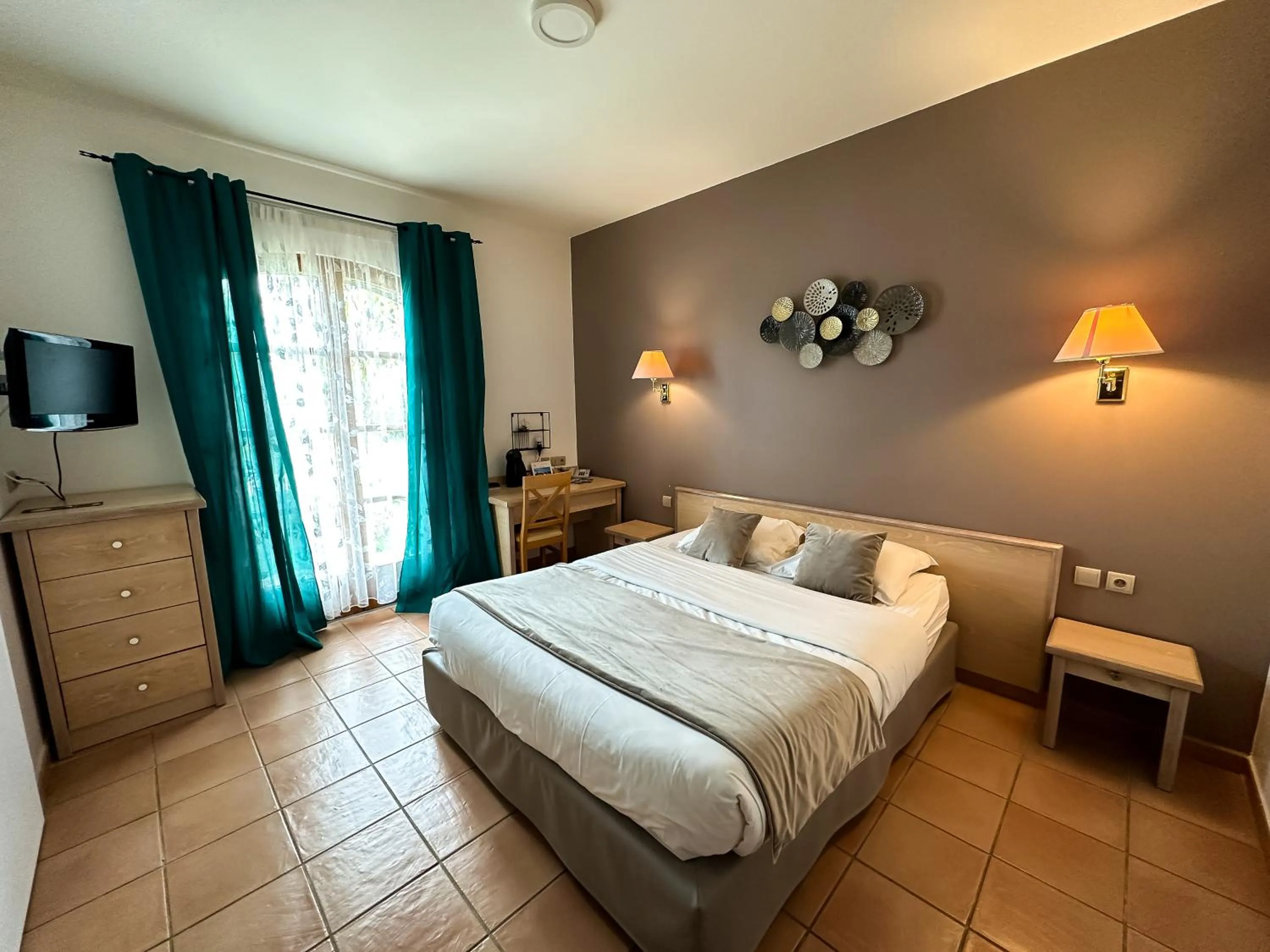 Bed in Hôtel et Restaurant Logis Le Mas de Mon Père