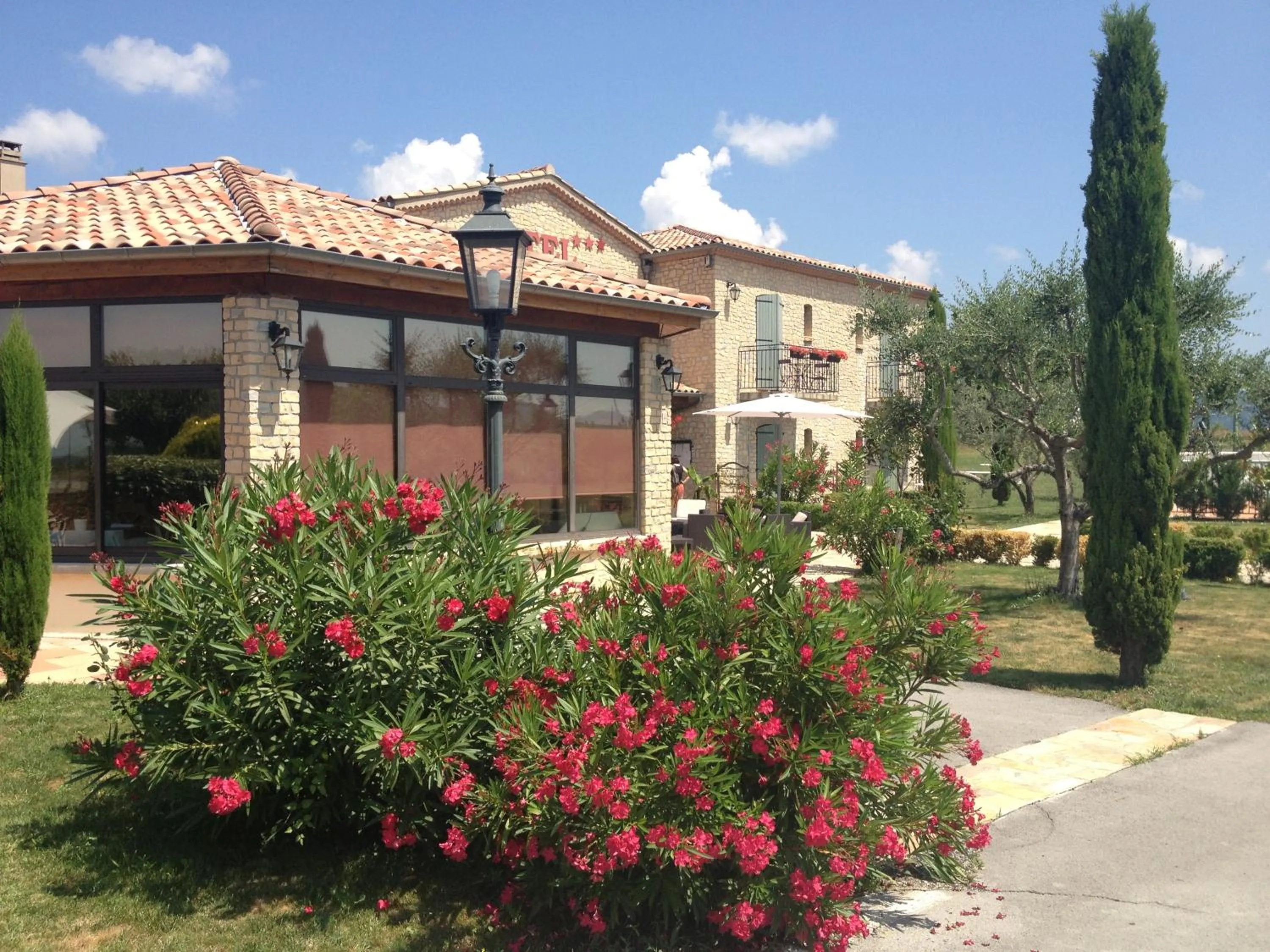 Facade/entrance in Hôtel et Restaurant Logis Le Mas de Mon Père