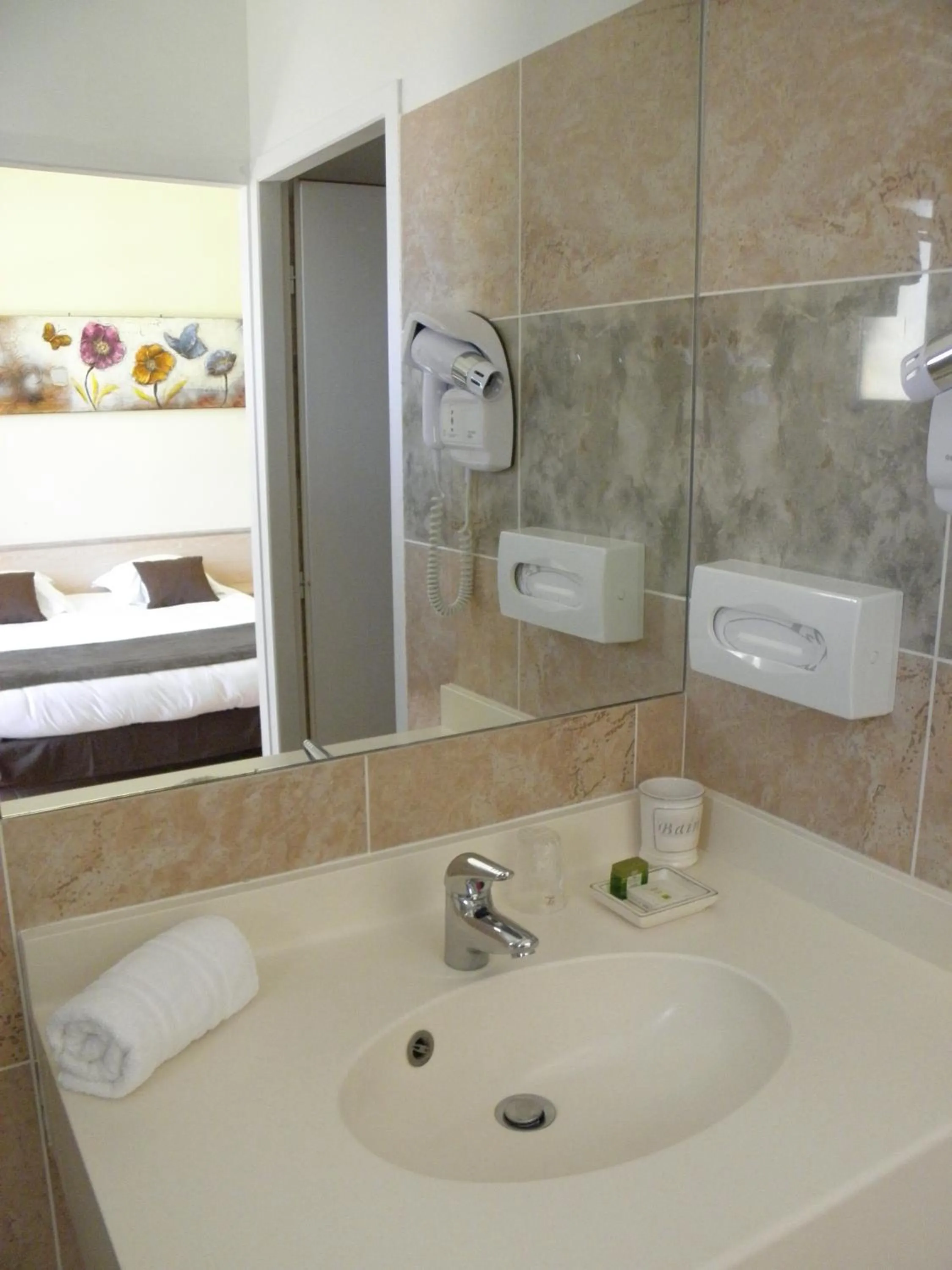 Shower in Hôtel et Restaurant Logis Le Mas de Mon Père