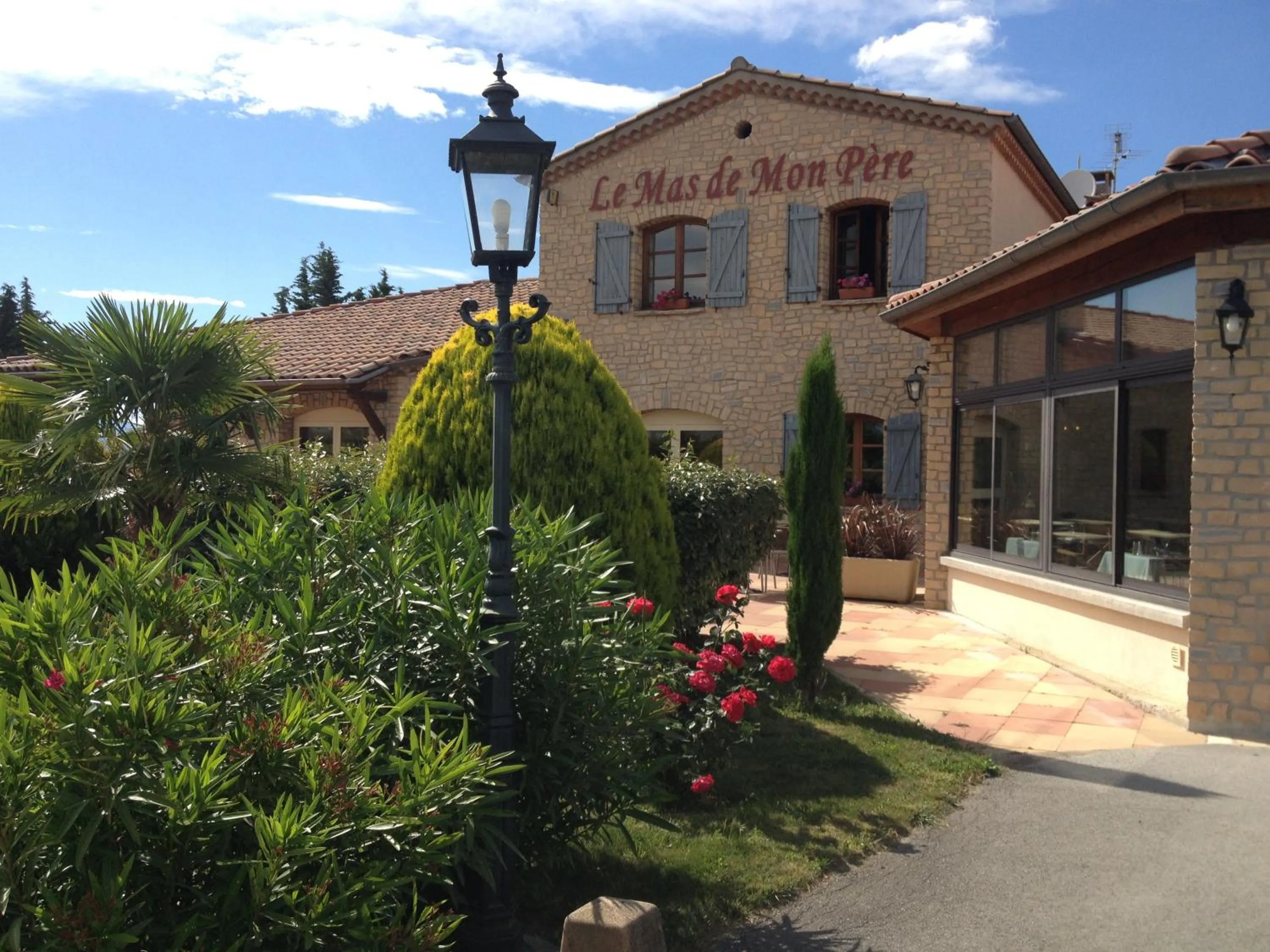 Facade/entrance in Hôtel et Restaurant Logis Le Mas de Mon Père