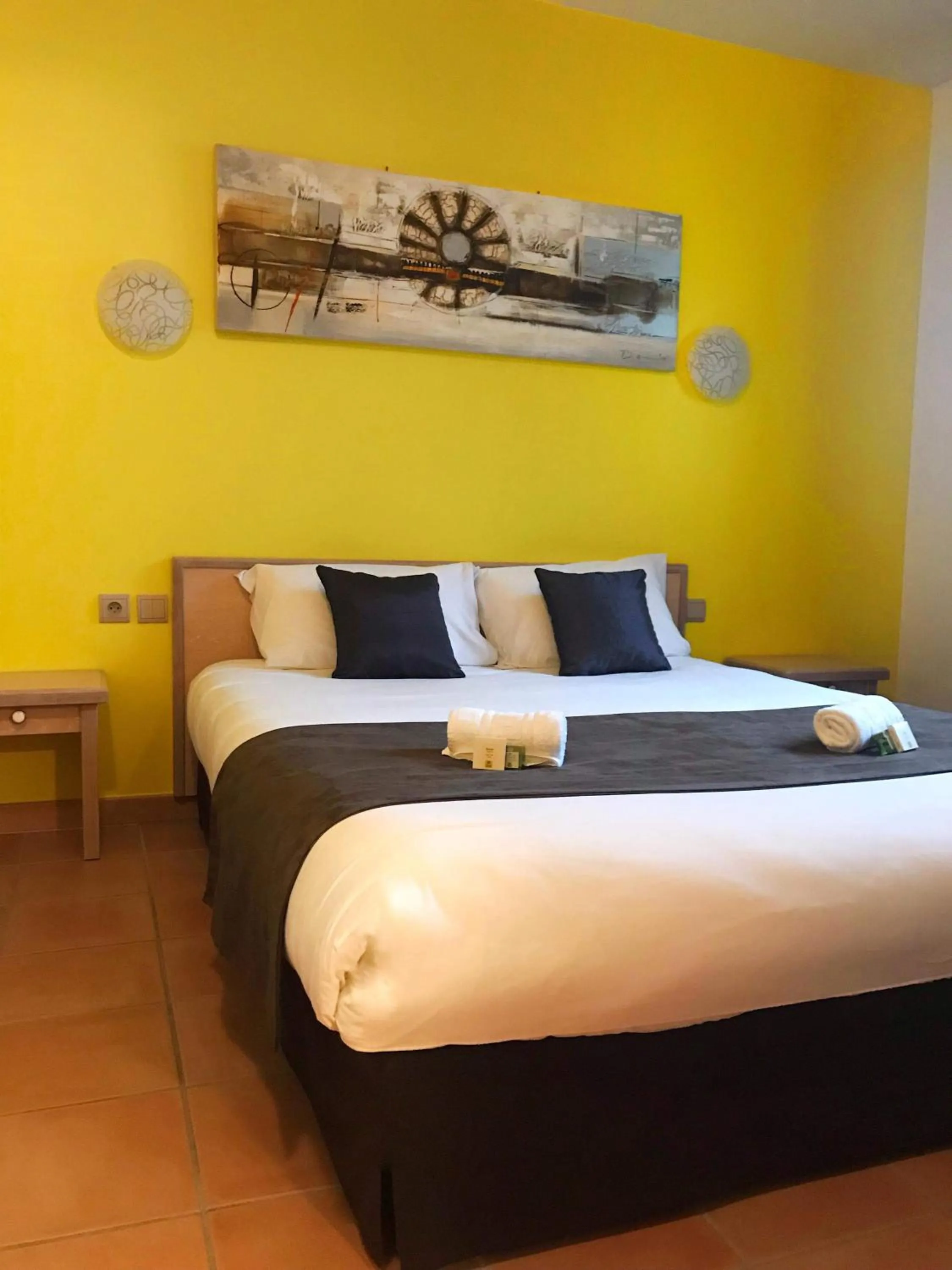 Shower, Bed in Hôtel et Restaurant Logis Le Mas de Mon Père