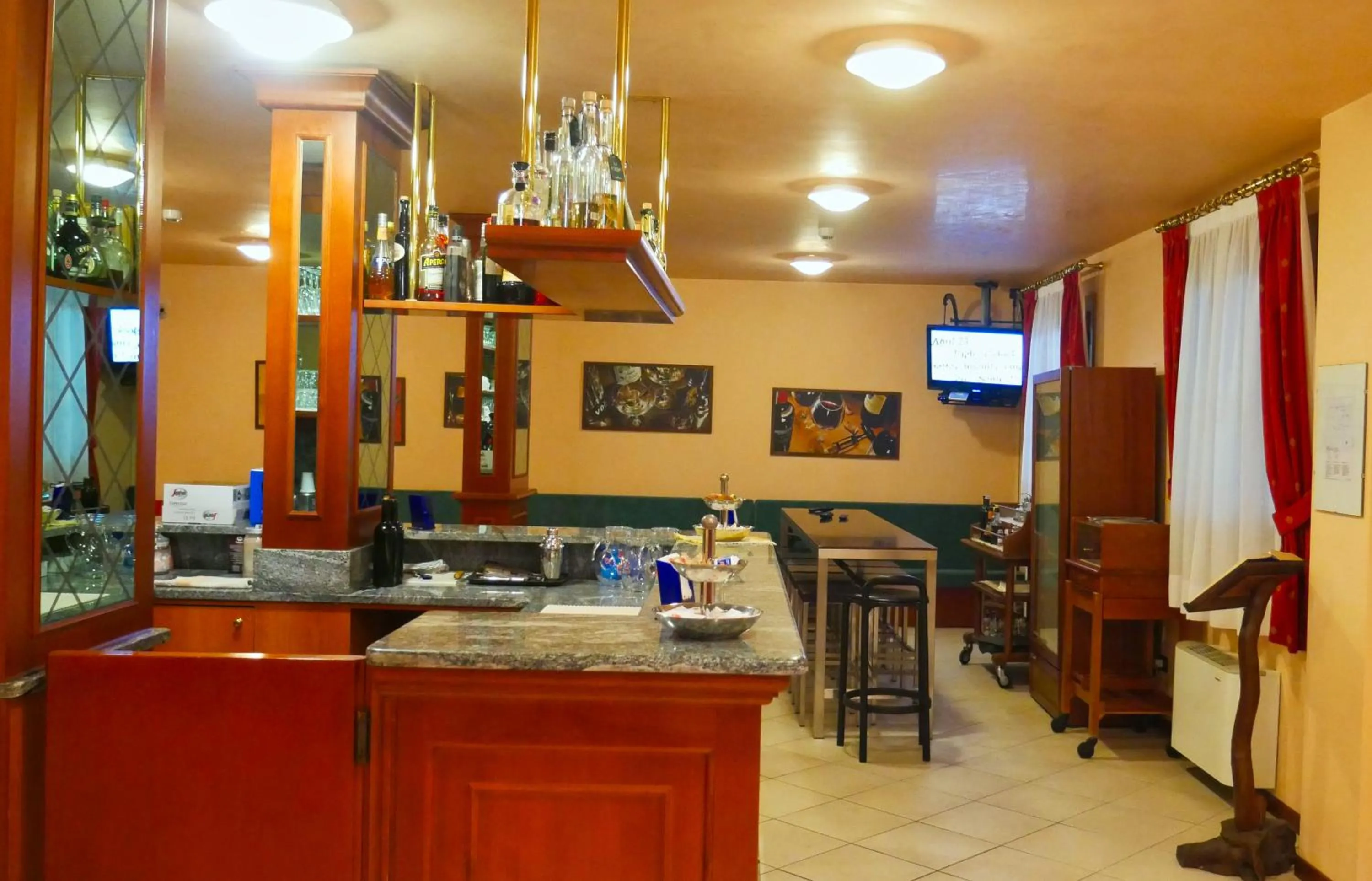 Lounge or bar in hotel Vajont