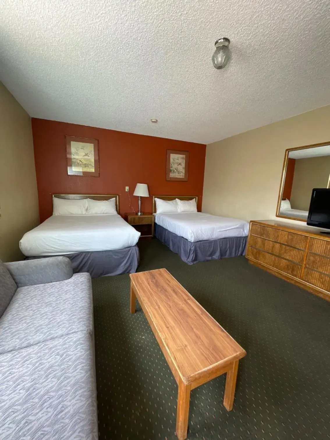 Queen Room with Two Queen Beds, Mobility Access and Bathtub with Grab Bars, Non-Smoking in Howard Johnson by Wyndham Ridgecrest, CA Queen Room with Two Queen Beds, Mobility Access and Bathtub with Grab Bars, Non-Smoking in Howard Johnson by Wyndham Ridgecrest, CA