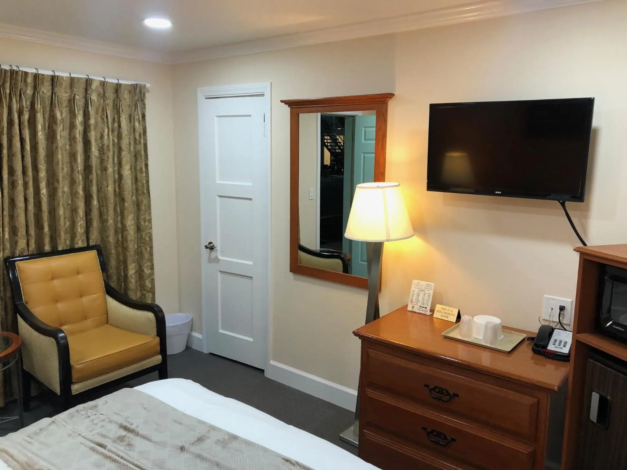 TV and multimedia, Bed in Howard Johnson by Wyndham Ridgecrest, CA