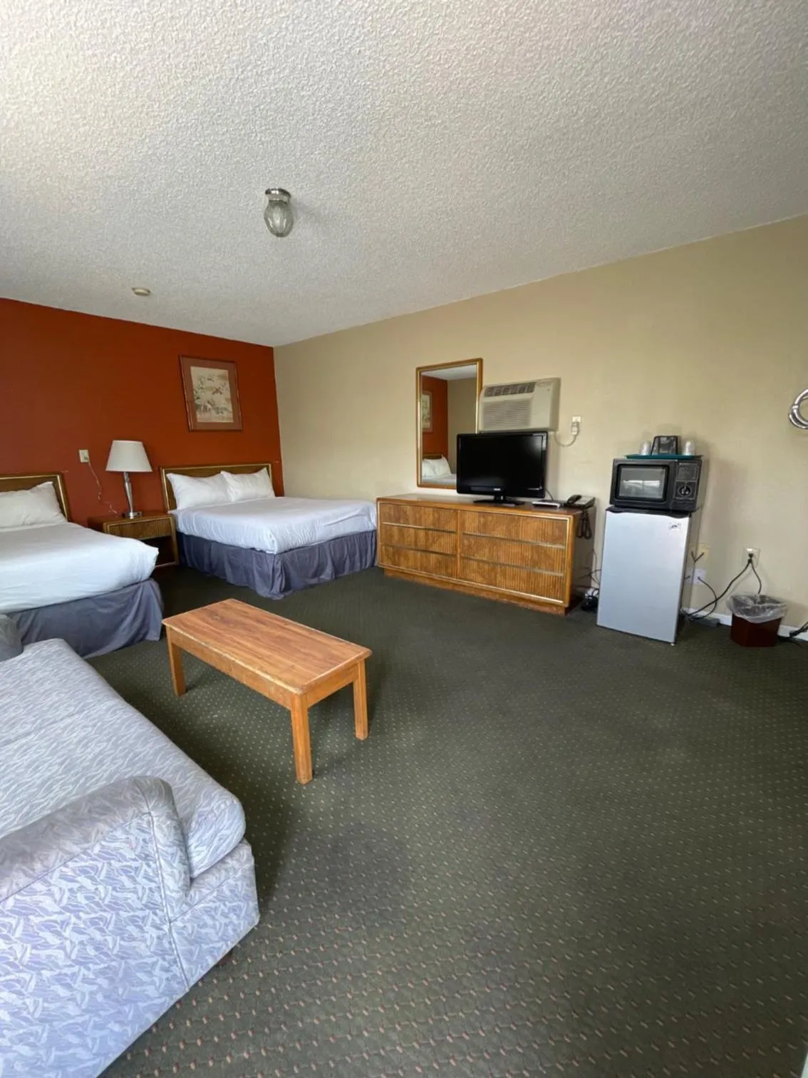 Living room, Bed in Howard Johnson by Wyndham Ridgecrest, CA