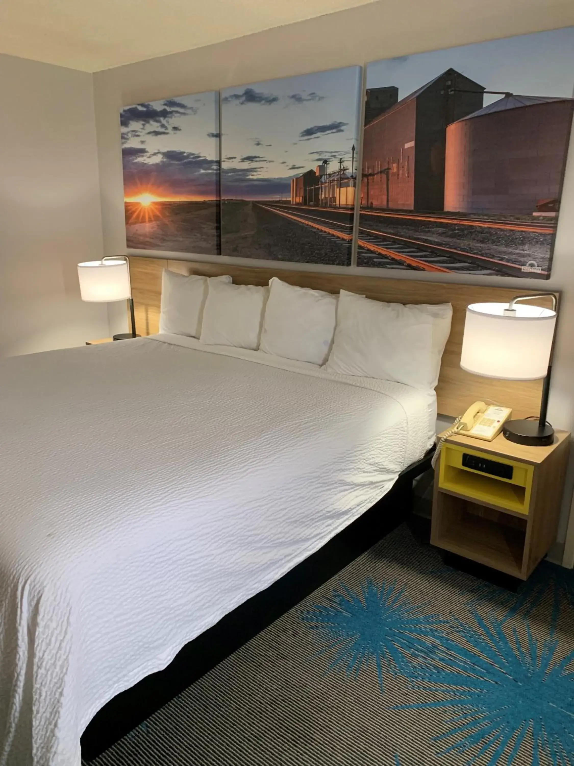 Business King Room - Non-Smoking in Days Inn by Wyndham Custer Business King Room - Non-Smoking in Days Inn by Wyndham Custer