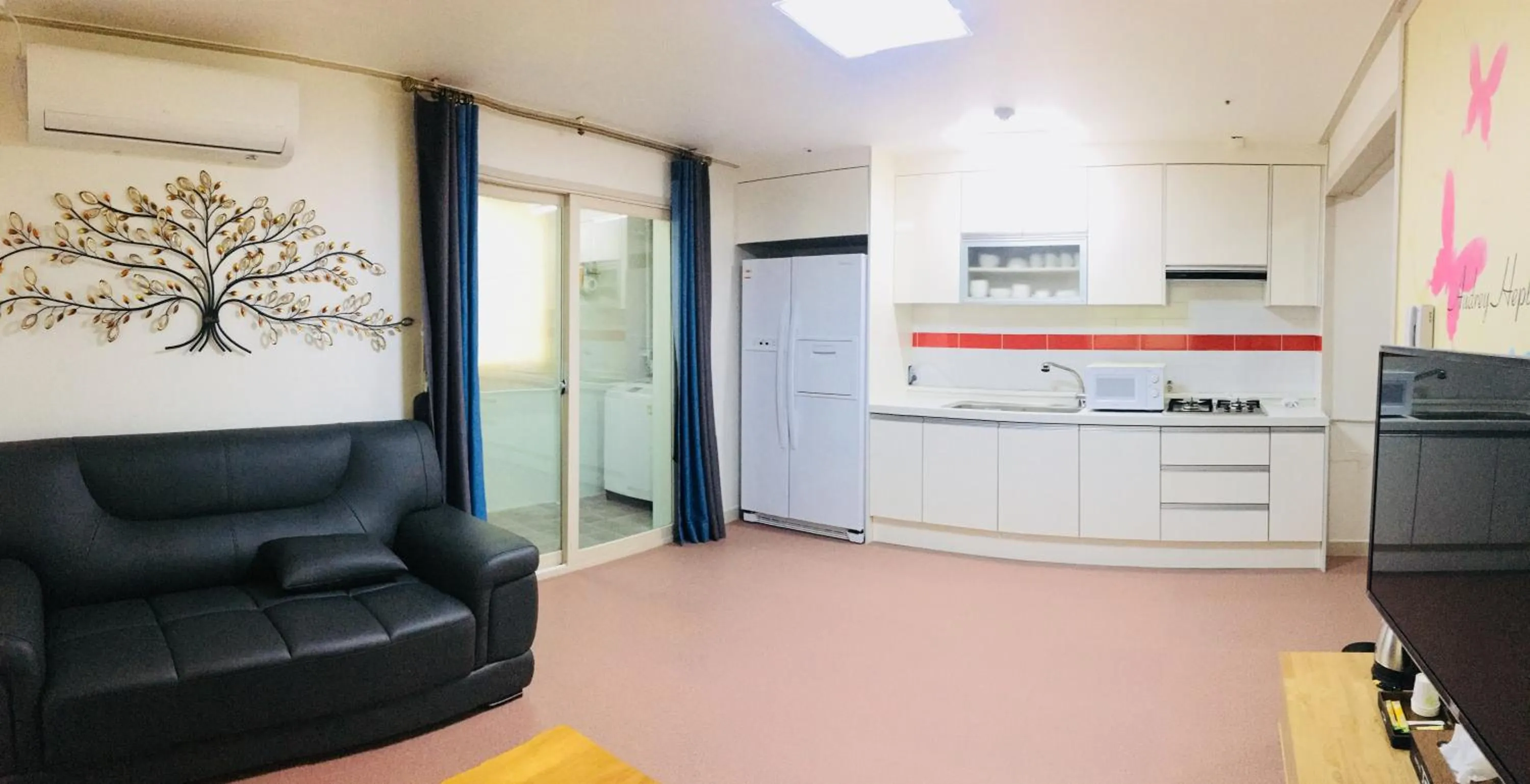 Living room in Hotel Joy near Camp Humphres