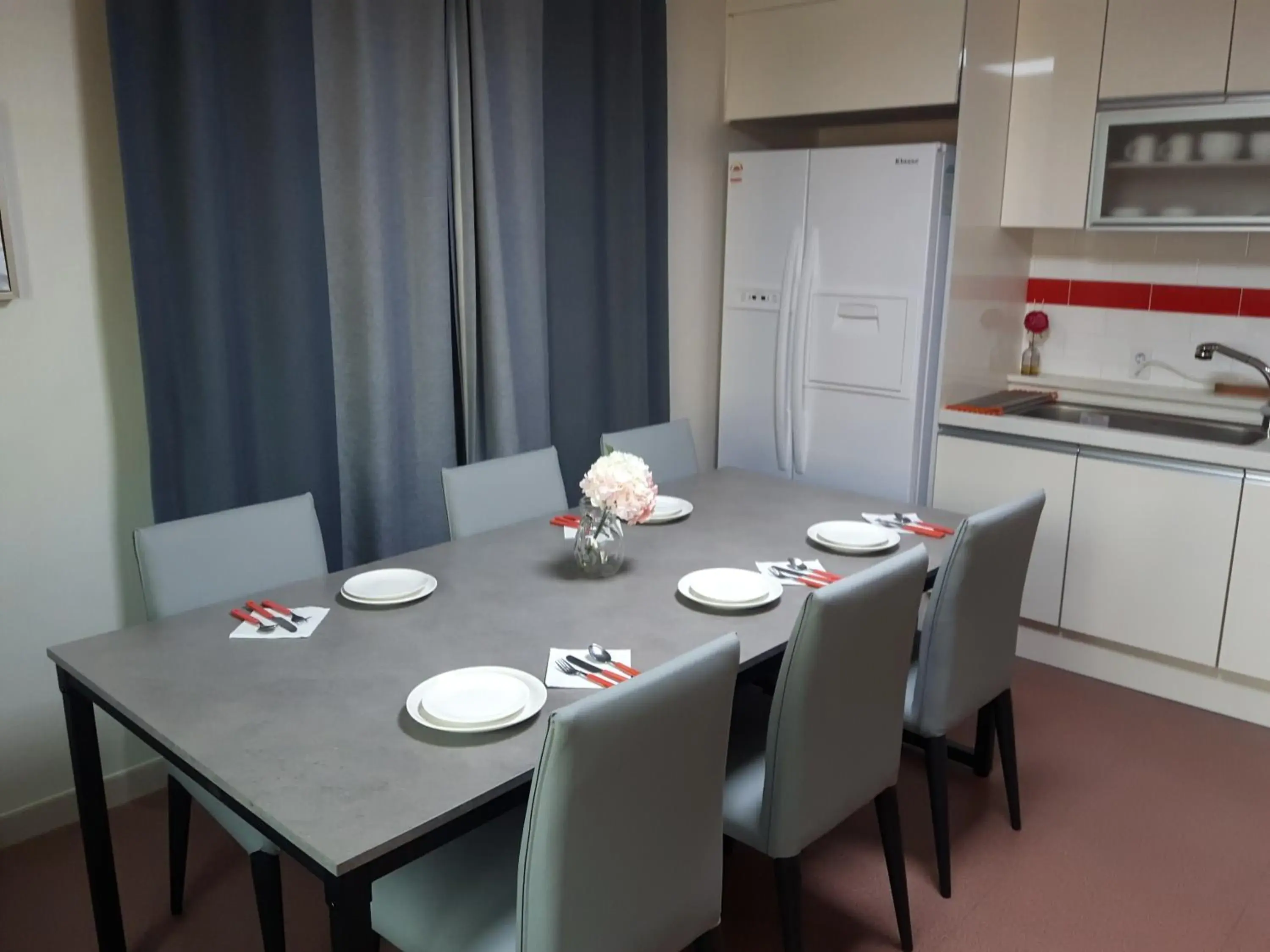 Deluxe Suite in Hotel Joy near Camp Humphres Deluxe Suite in Hotel Joy near Camp Humphres