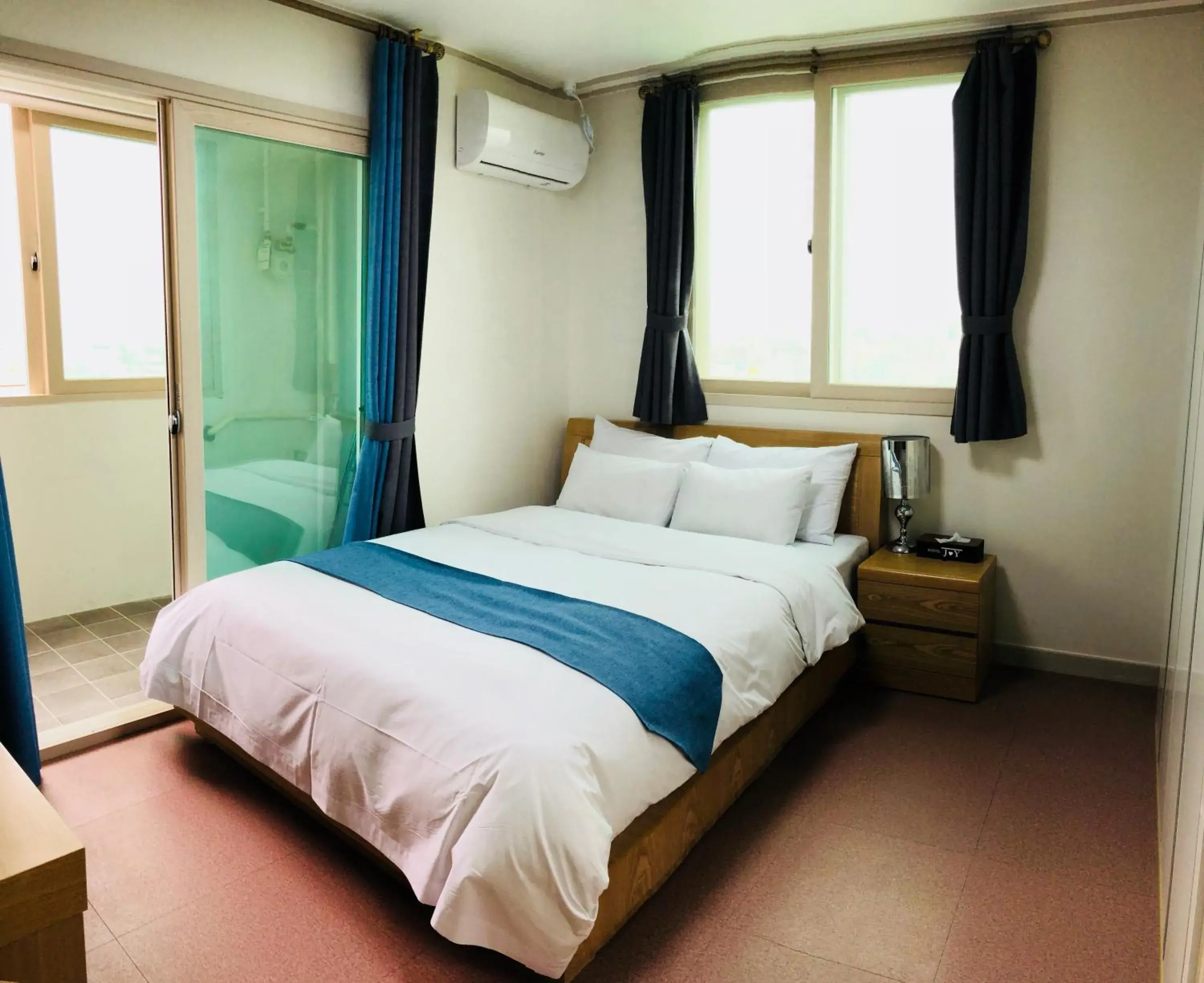 Superior Queen Room in Hotel Joy near Camp Humphres Superior Queen Room in Hotel Joy near Camp Humphres