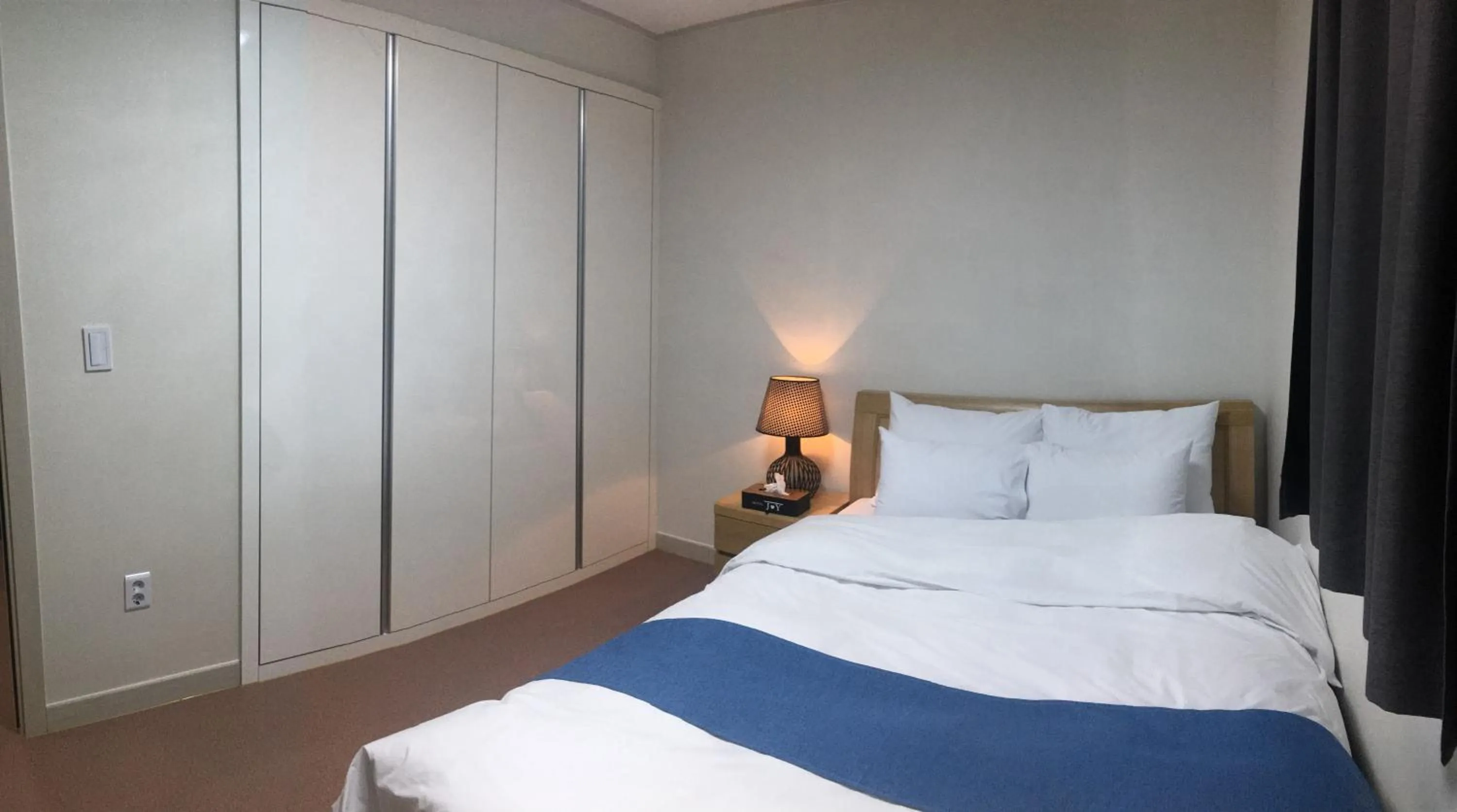 Bedroom, Bed in Hotel Joy near Camp Humphres