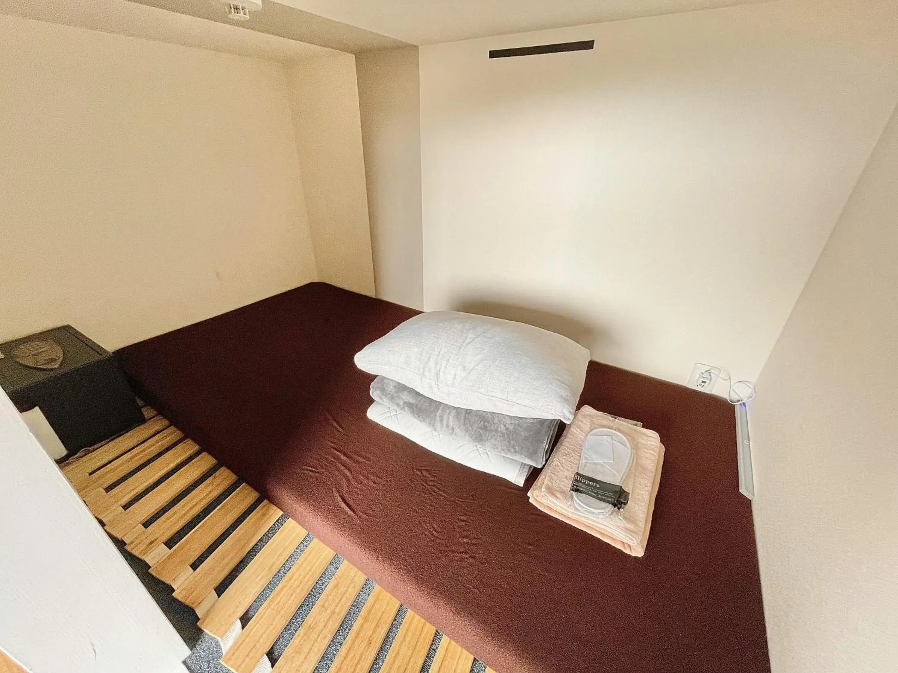 Single Bed in Mixed Dormitory Room in Book Tea Bed IZUOSHIMA Single Bed in Mixed Dormitory Room in Book Tea Bed IZUOSHIMA