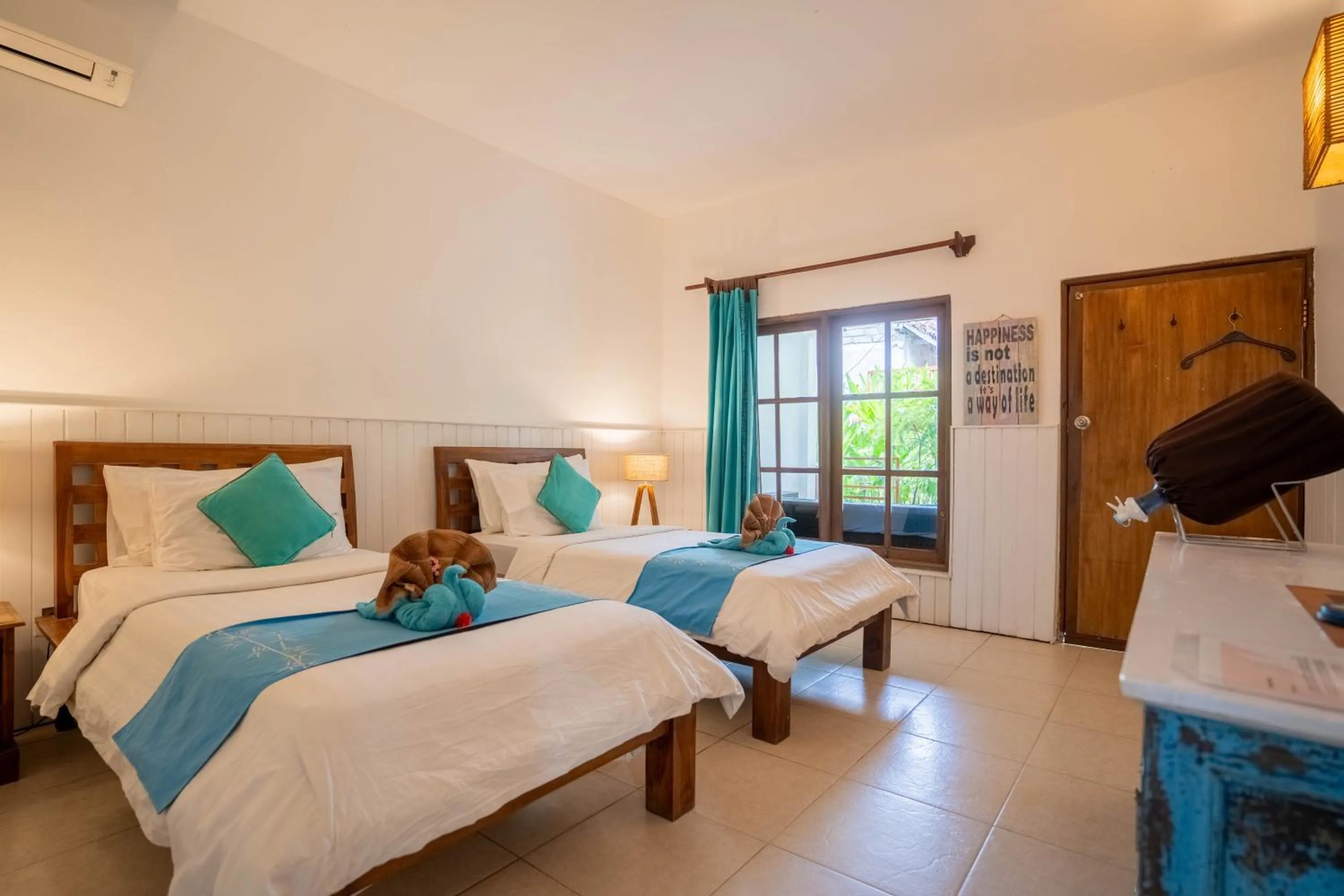 Bedroom, Bed in Tír na nÓg Beachfront Resort