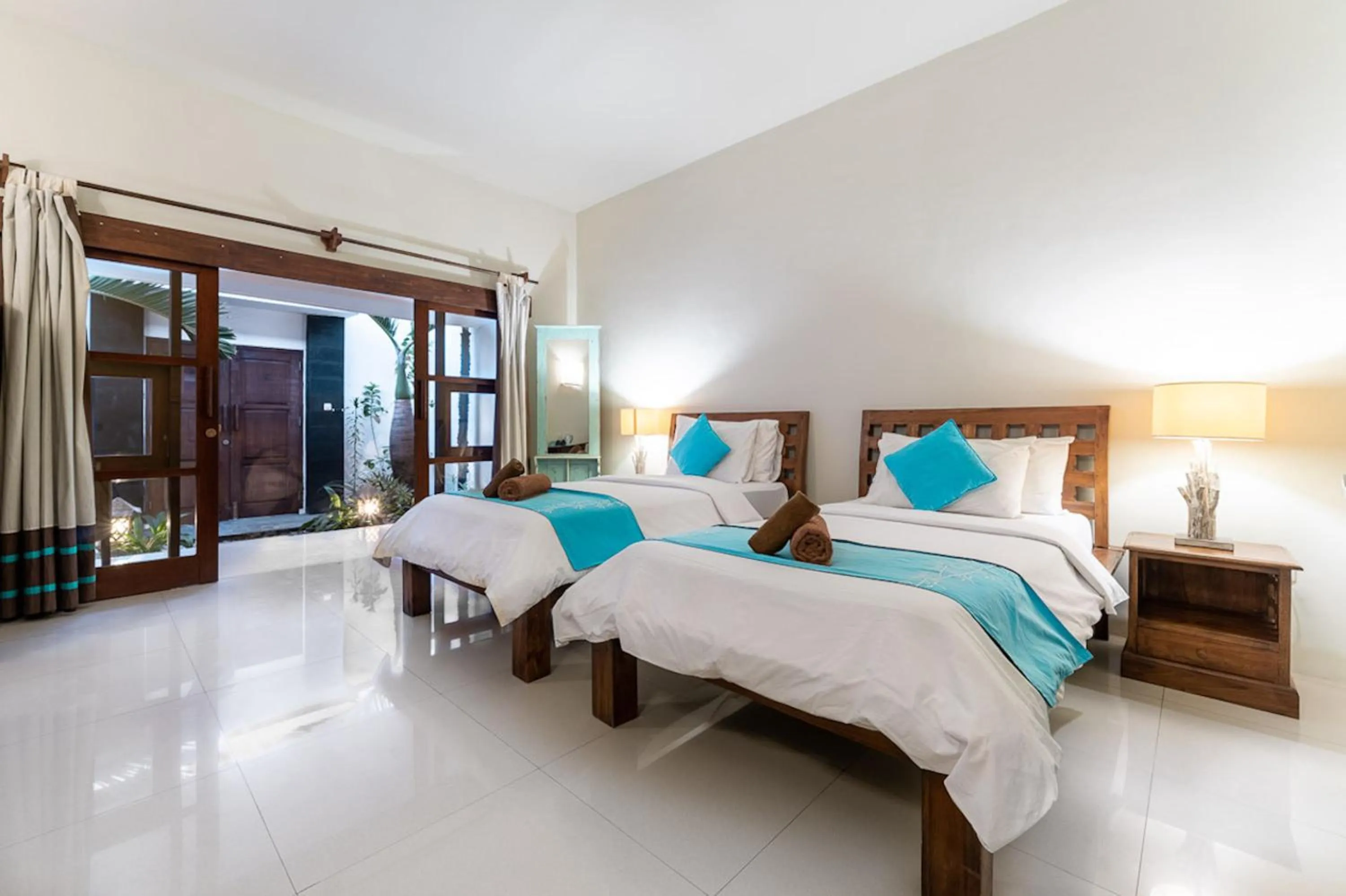 Garden, Bed in Tír na nÓg Beachfront Resort