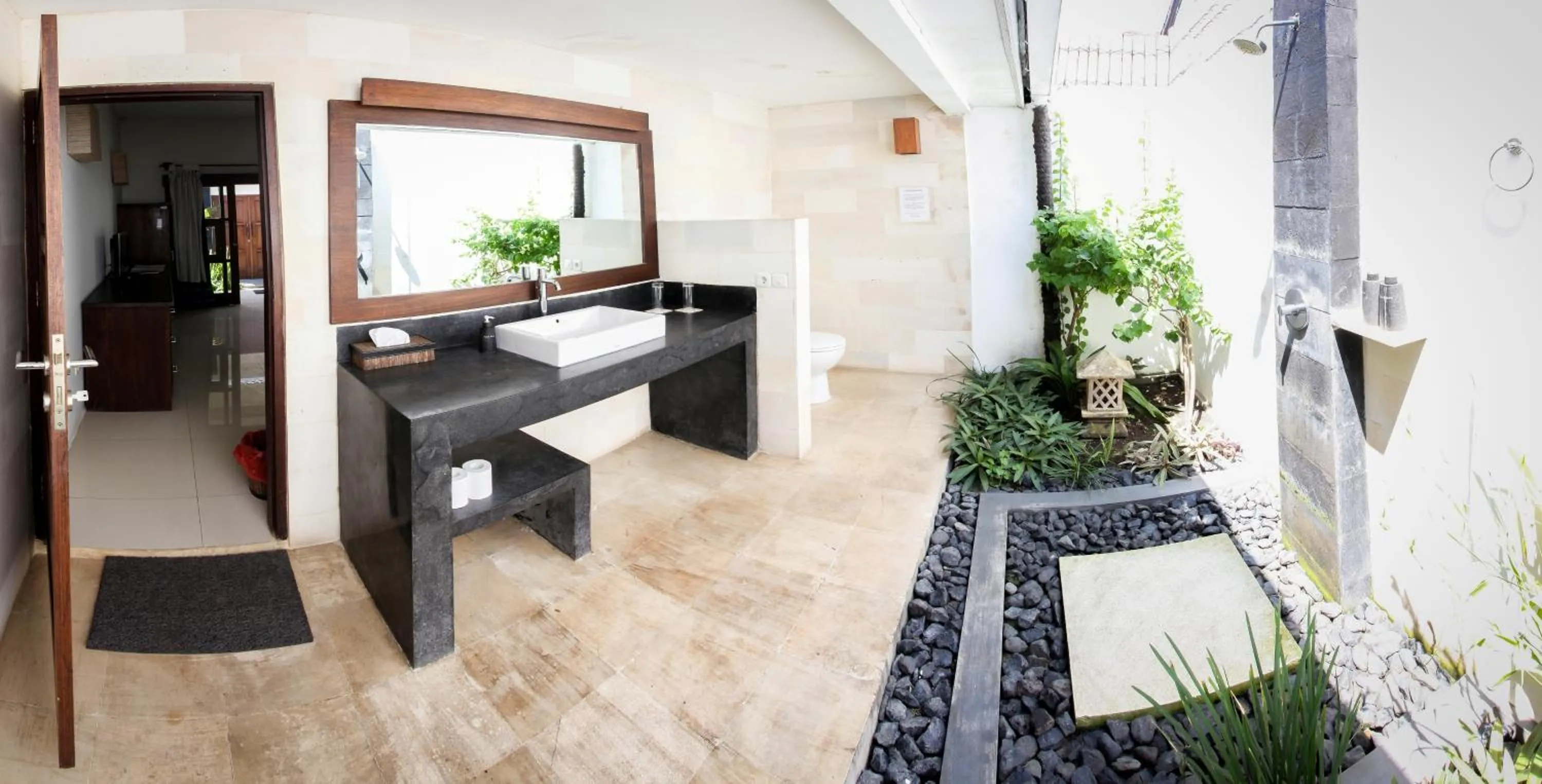Bathroom in Tír na nÓg Beachfront Resort