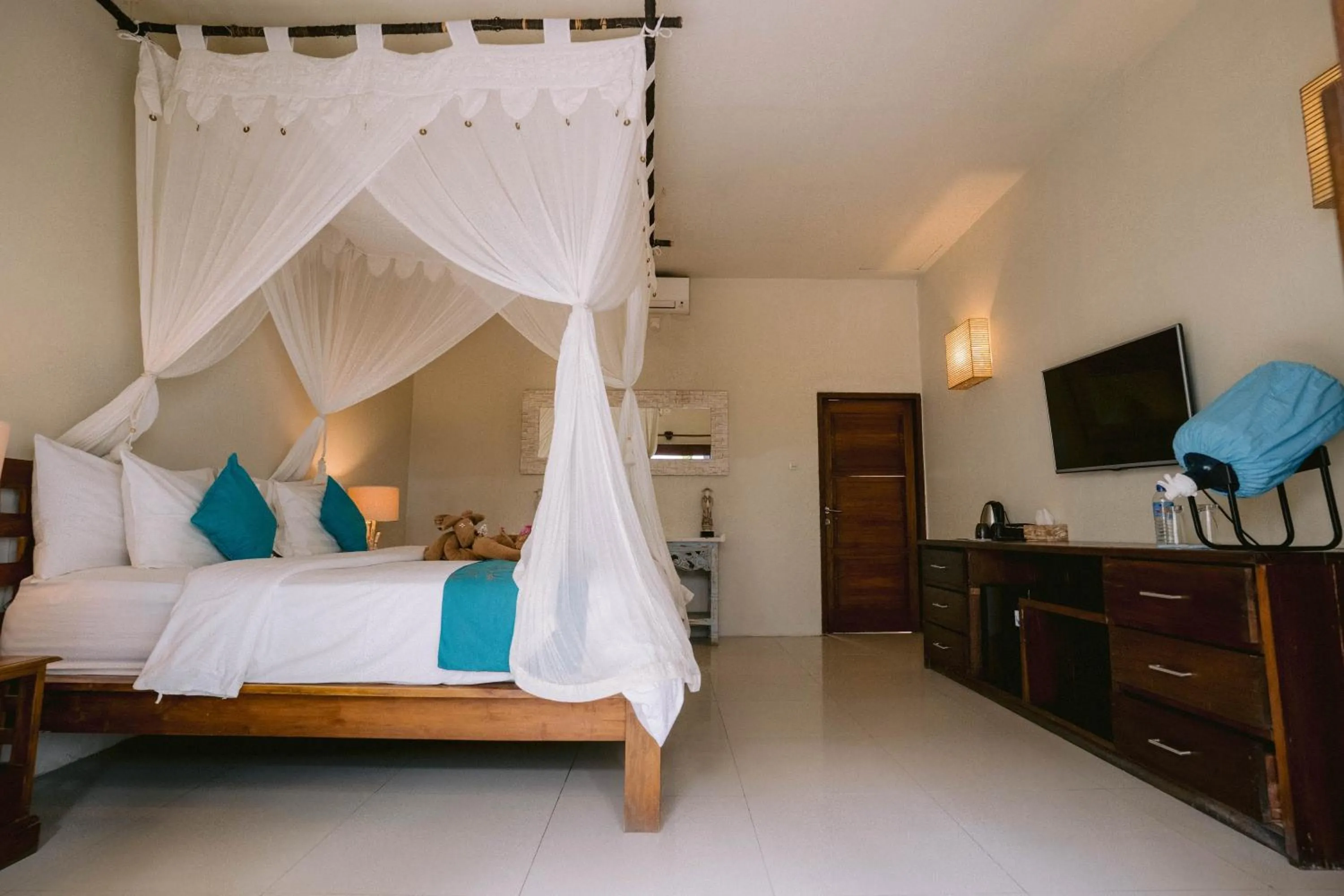 Bedroom, Bed in Tír na nÓg Beachfront Resort