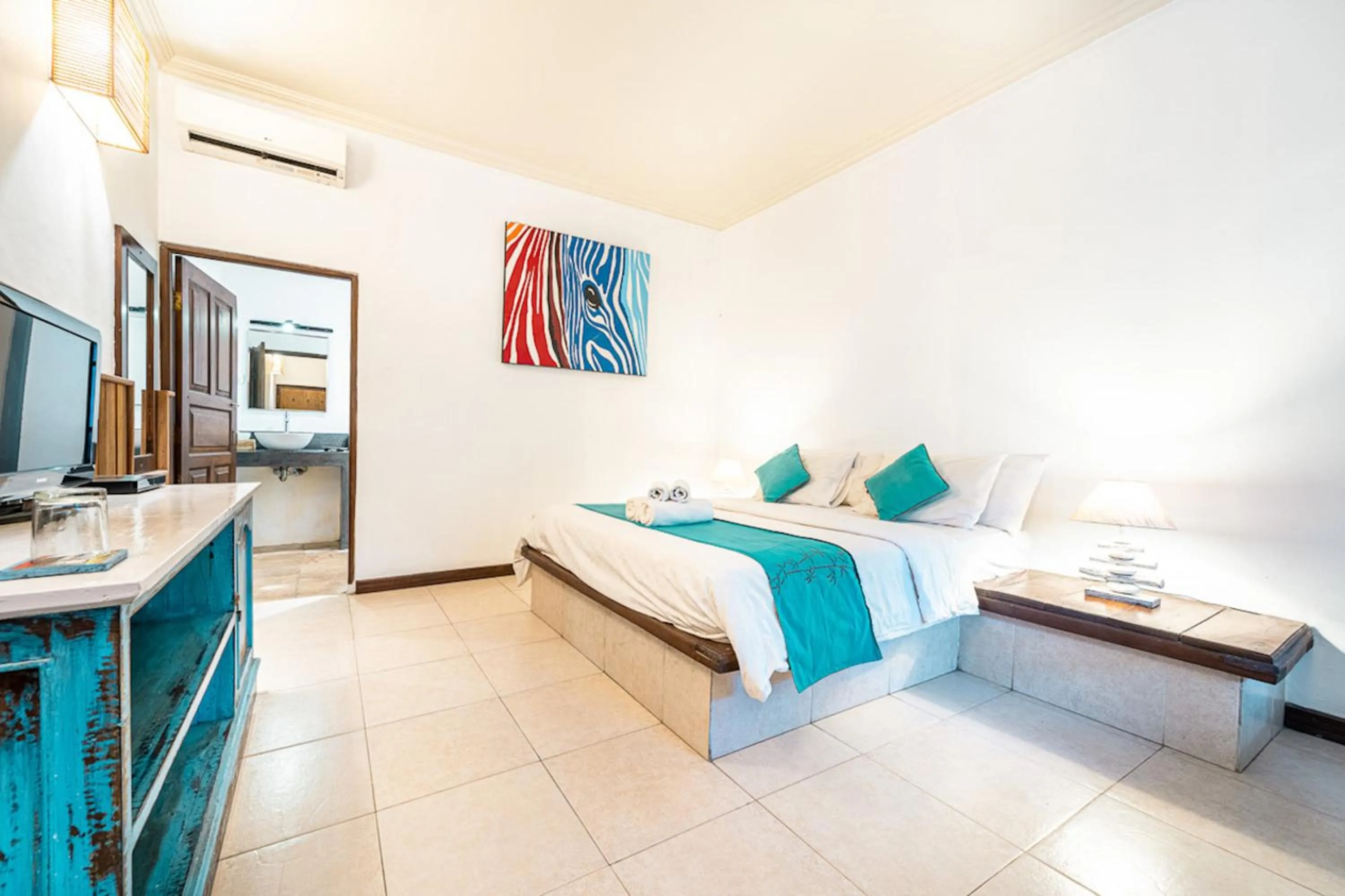 Bathroom, Bed in Tír na nÓg Beachfront Resort