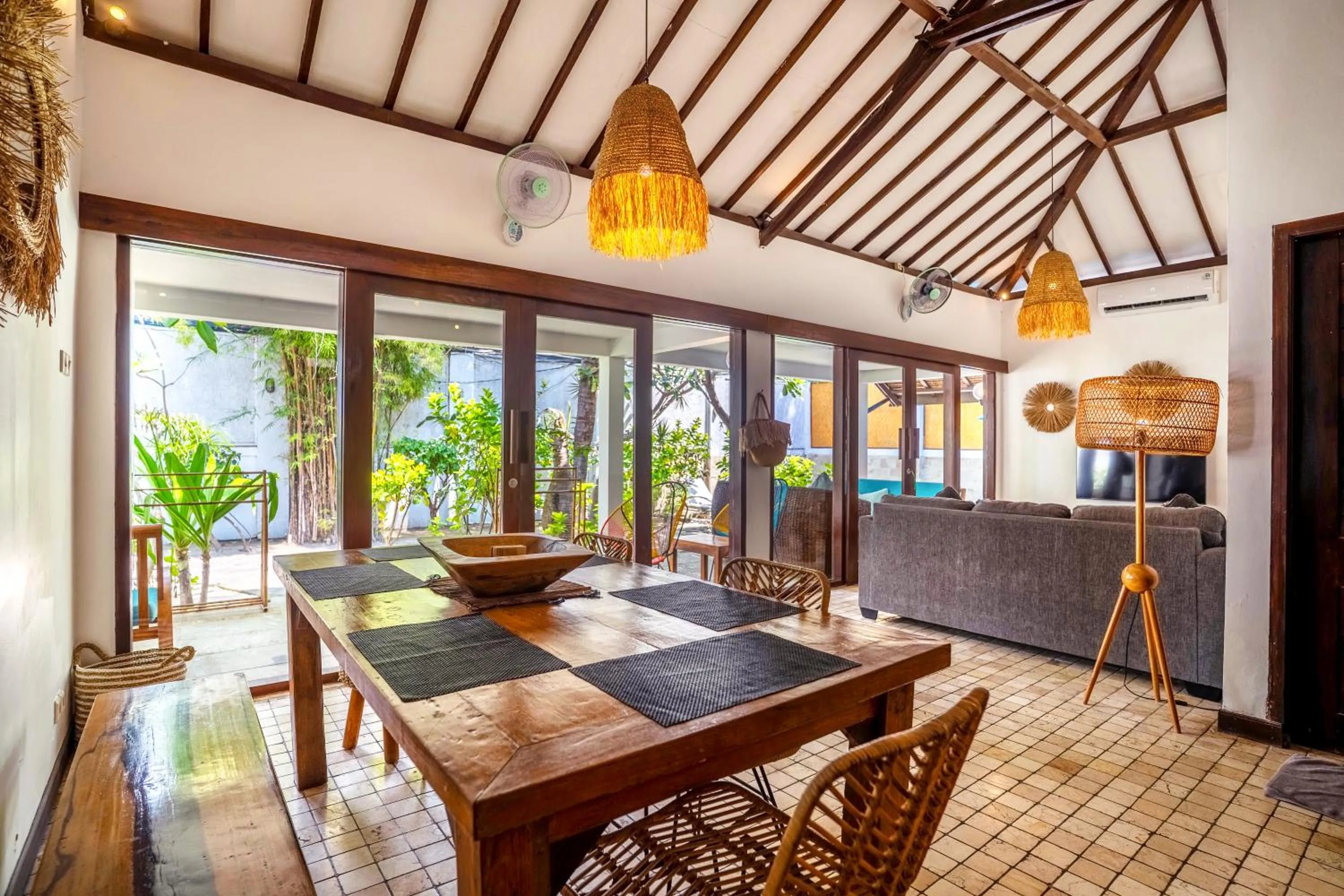 Dining area in Tír na nÓg Beachfront Resort