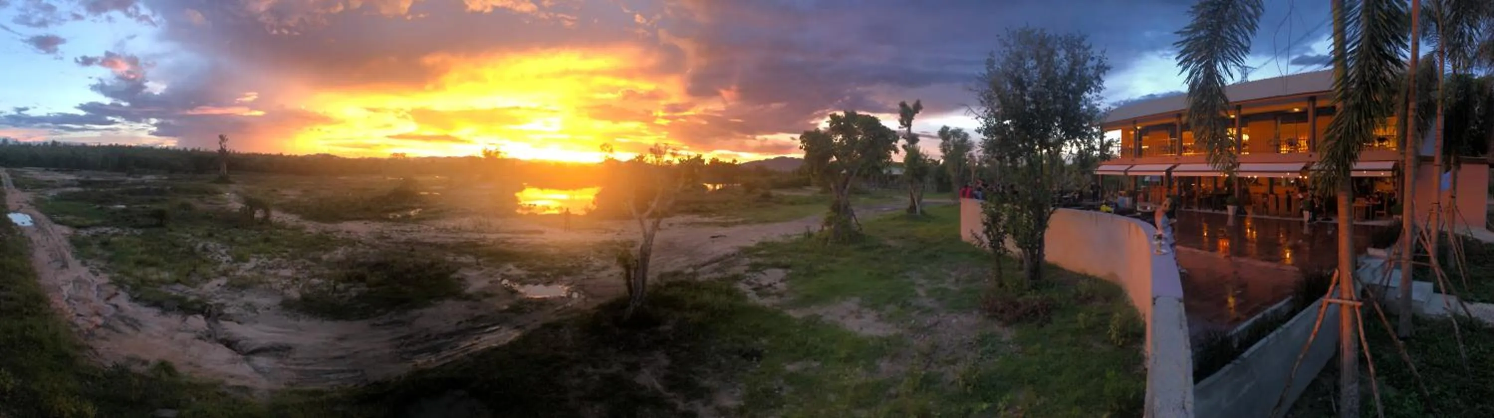 Restaurant/places to eat in I love phants Lodge