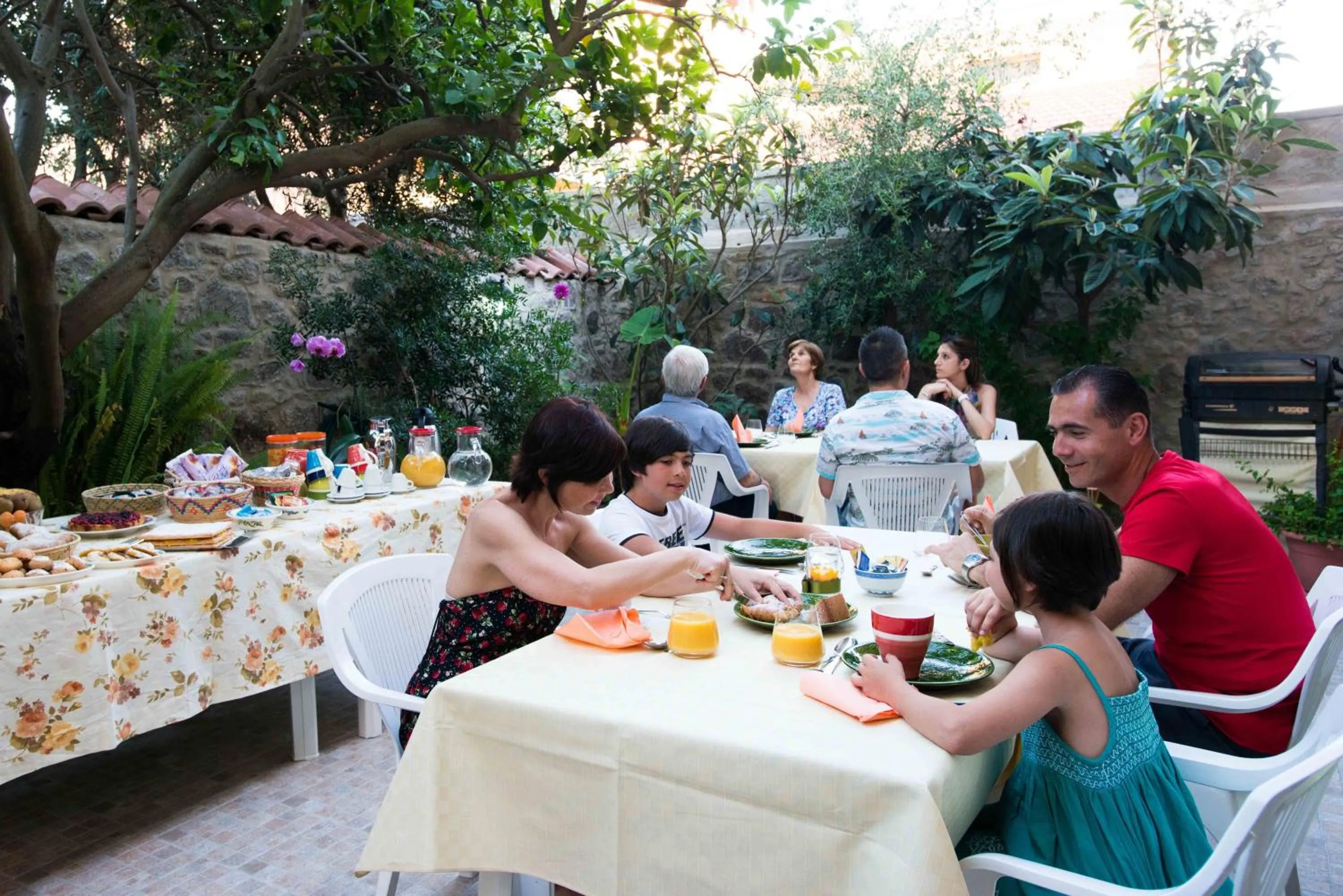 group of guests in B&B L'Albero Dei Limoni