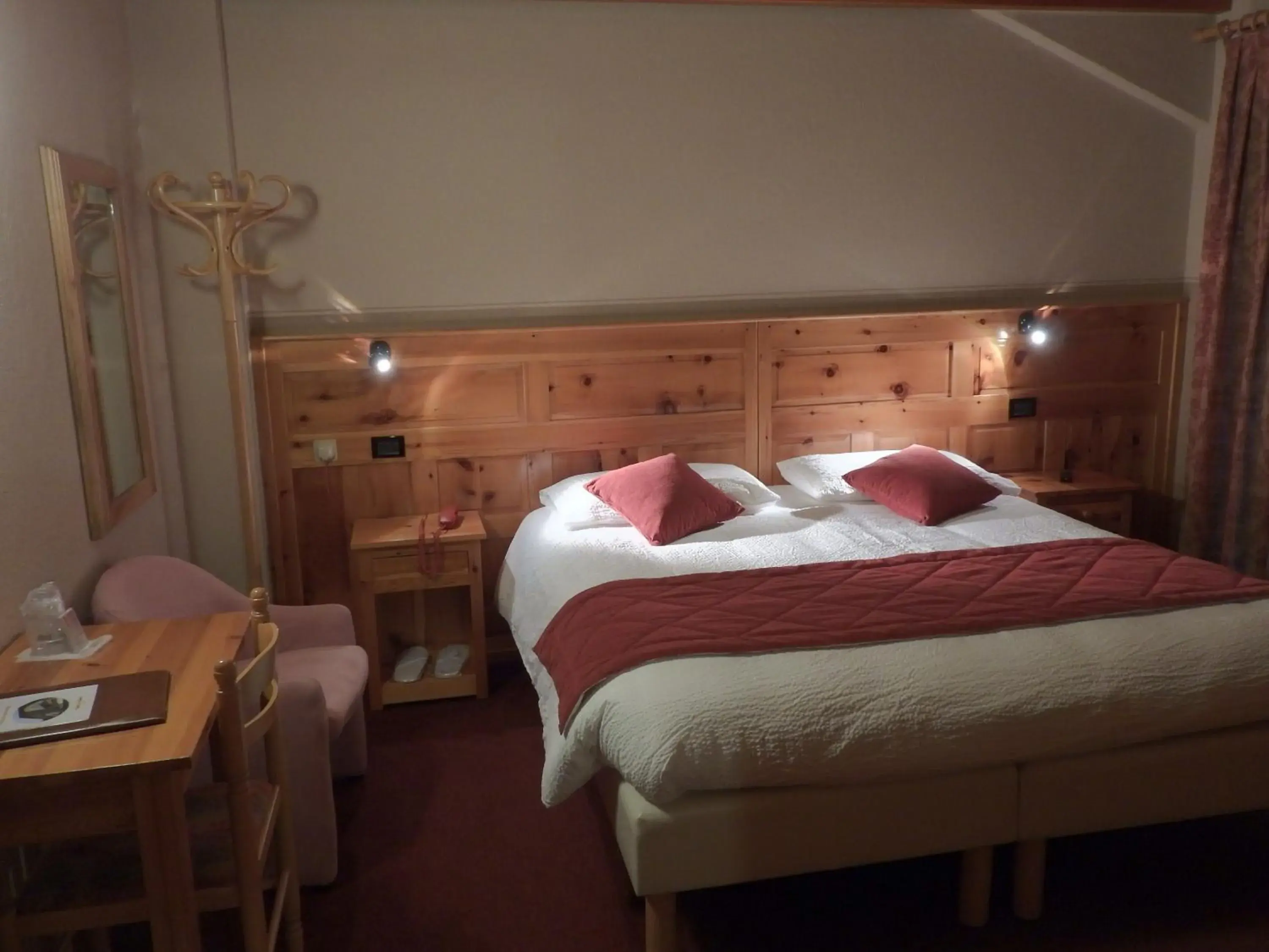 Double or Twin Room - single occupancy in Hotel Le Clocher Double or Twin Room - single occupancy in Hotel Le Clocher