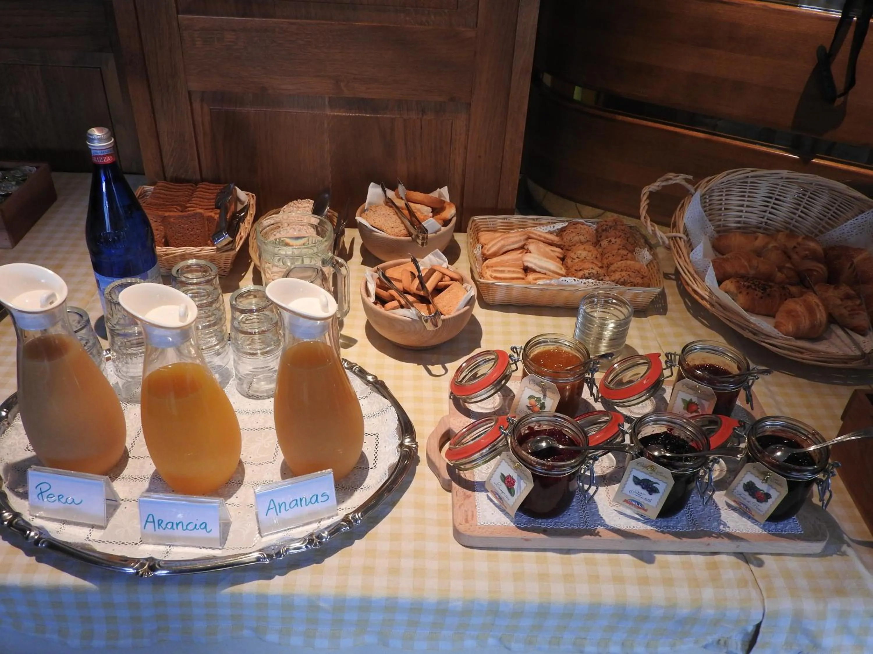 Buffet breakfast in Hotel Le Clocher