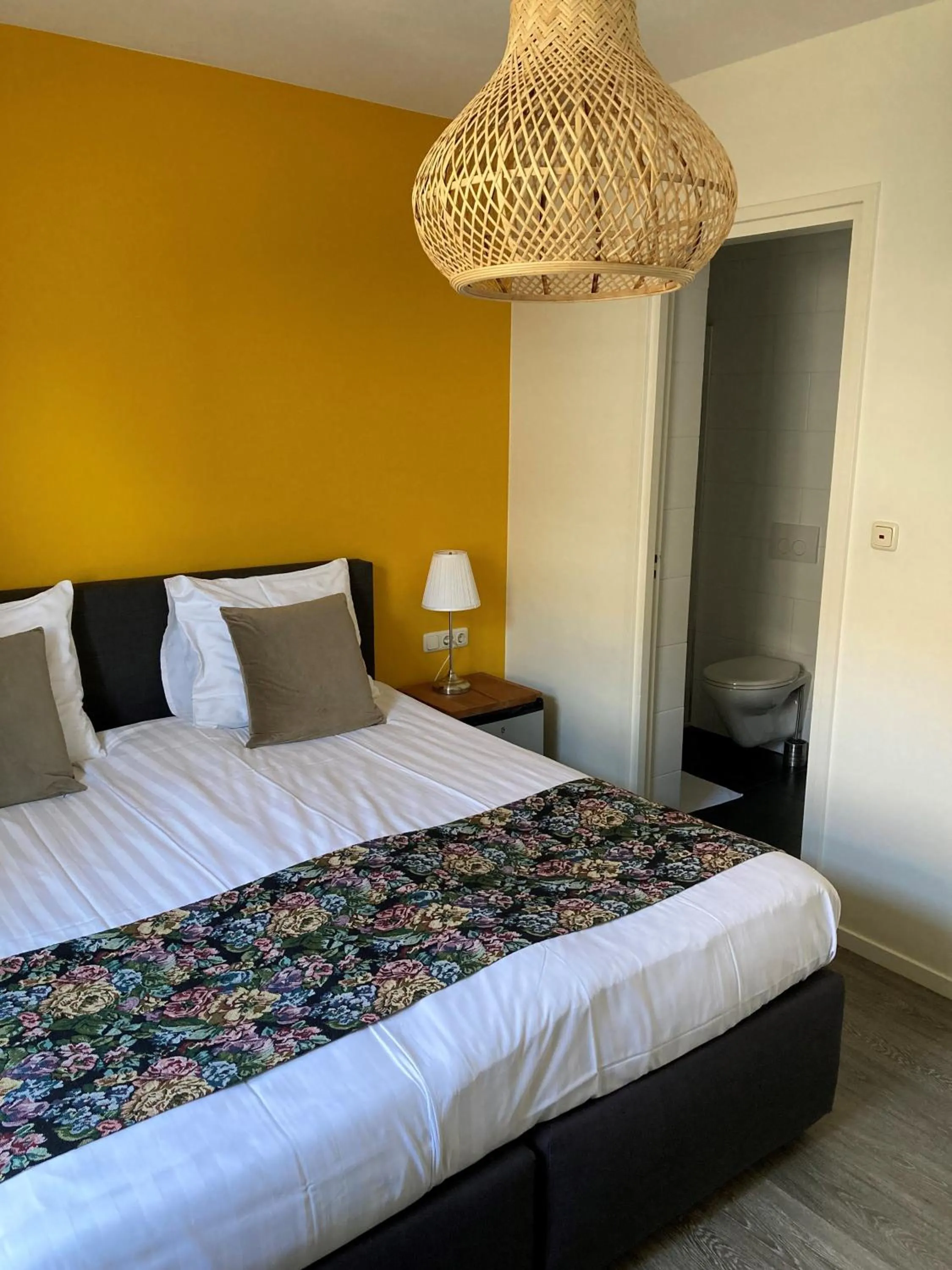 Property building, Bed in B&B De Hofnar Roermond