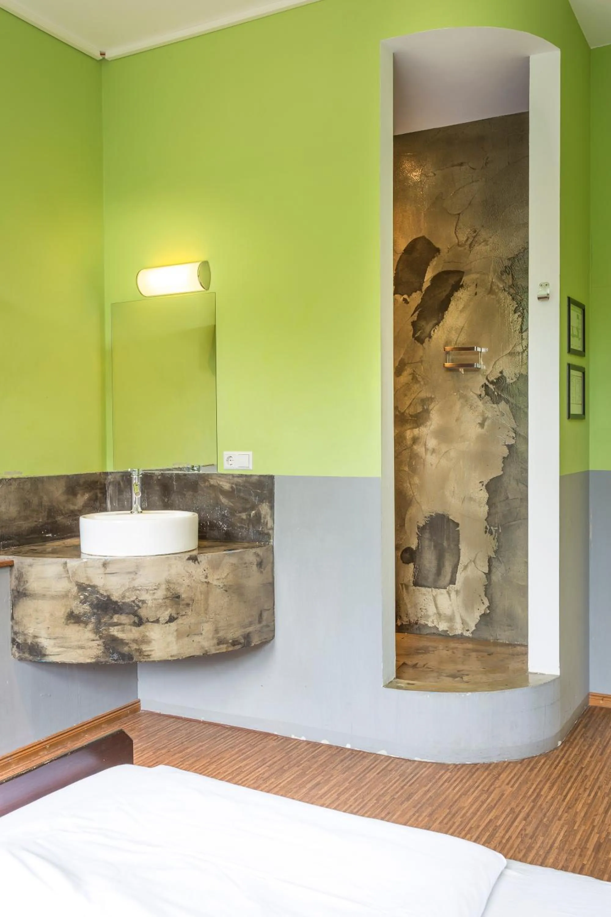 Shower, Bed in Sunflower Hostel Berlin