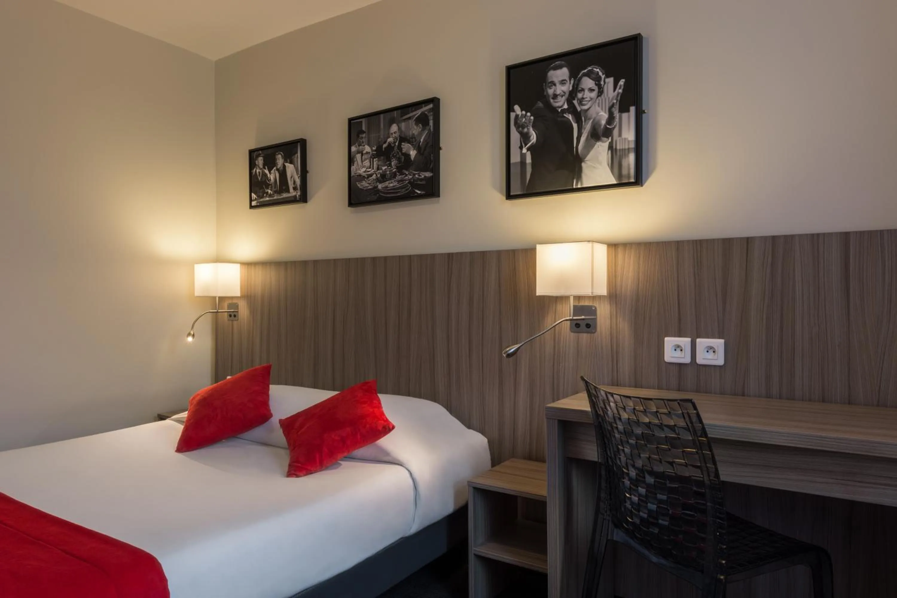 Bedroom, Bed in Reims Hotel