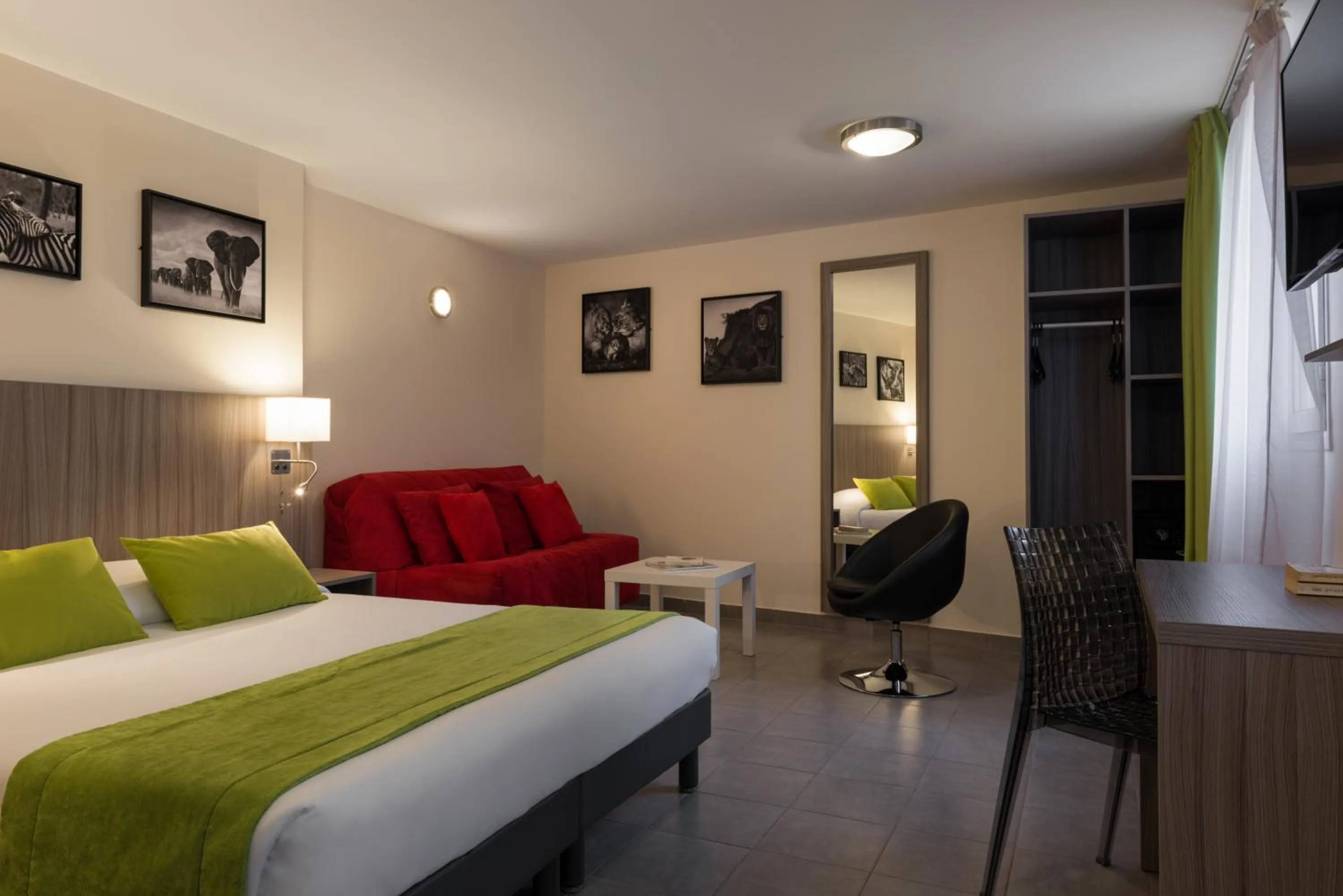 Bedroom, Bed in Reims Hotel