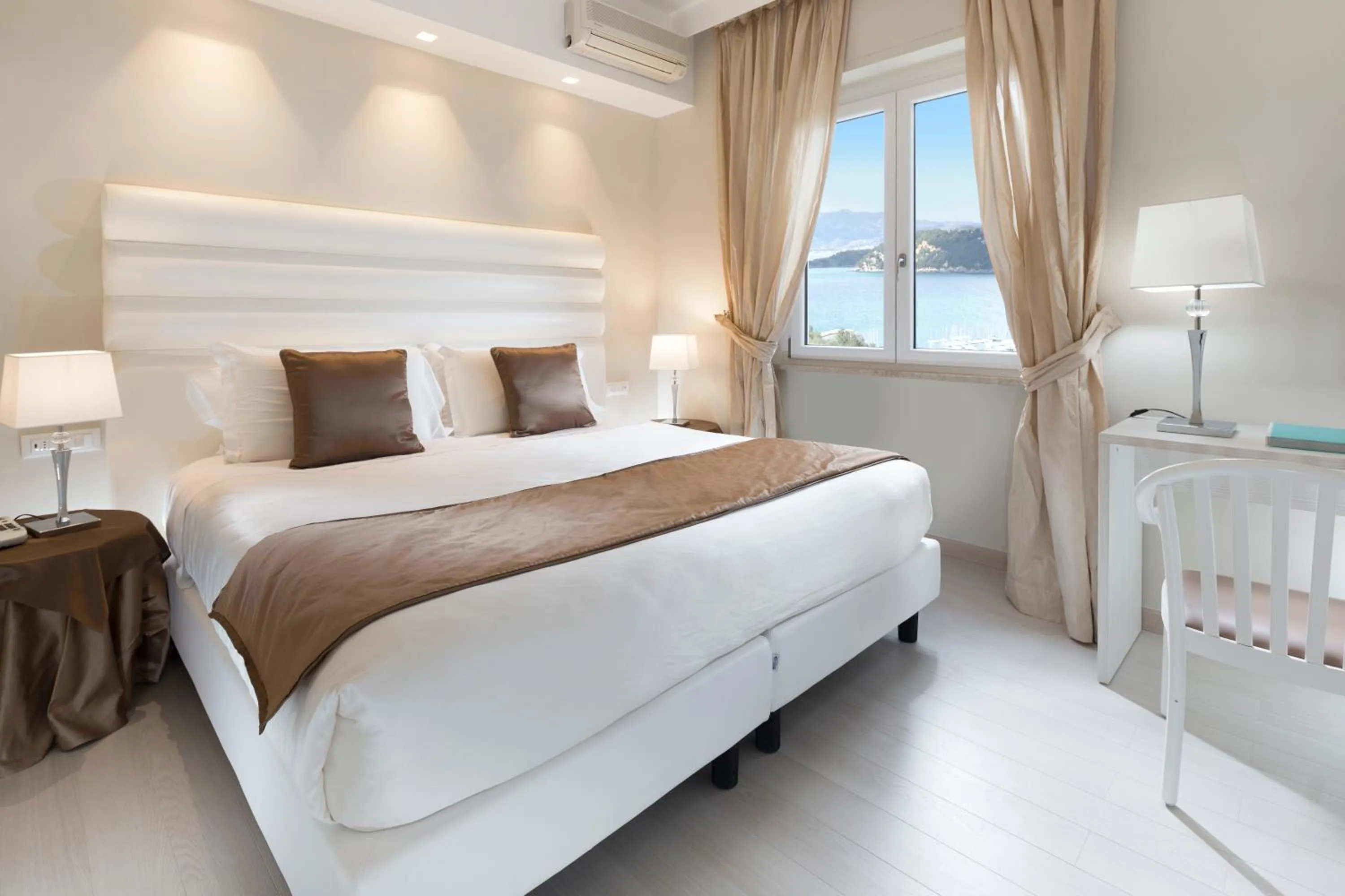 Bedroom, Bed in Europa Grand Hotel