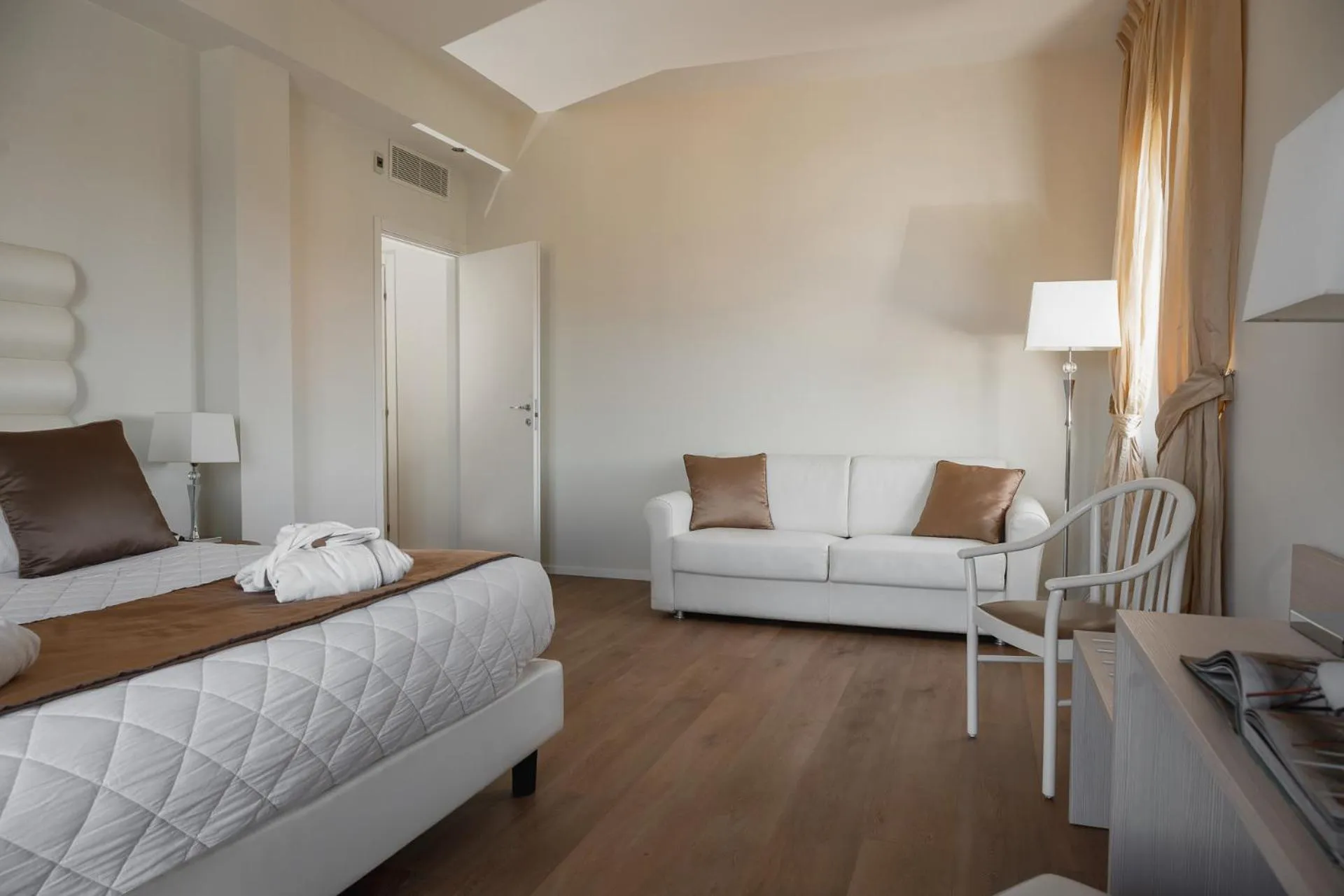 Bedroom, Bed in Europa Grand Hotel