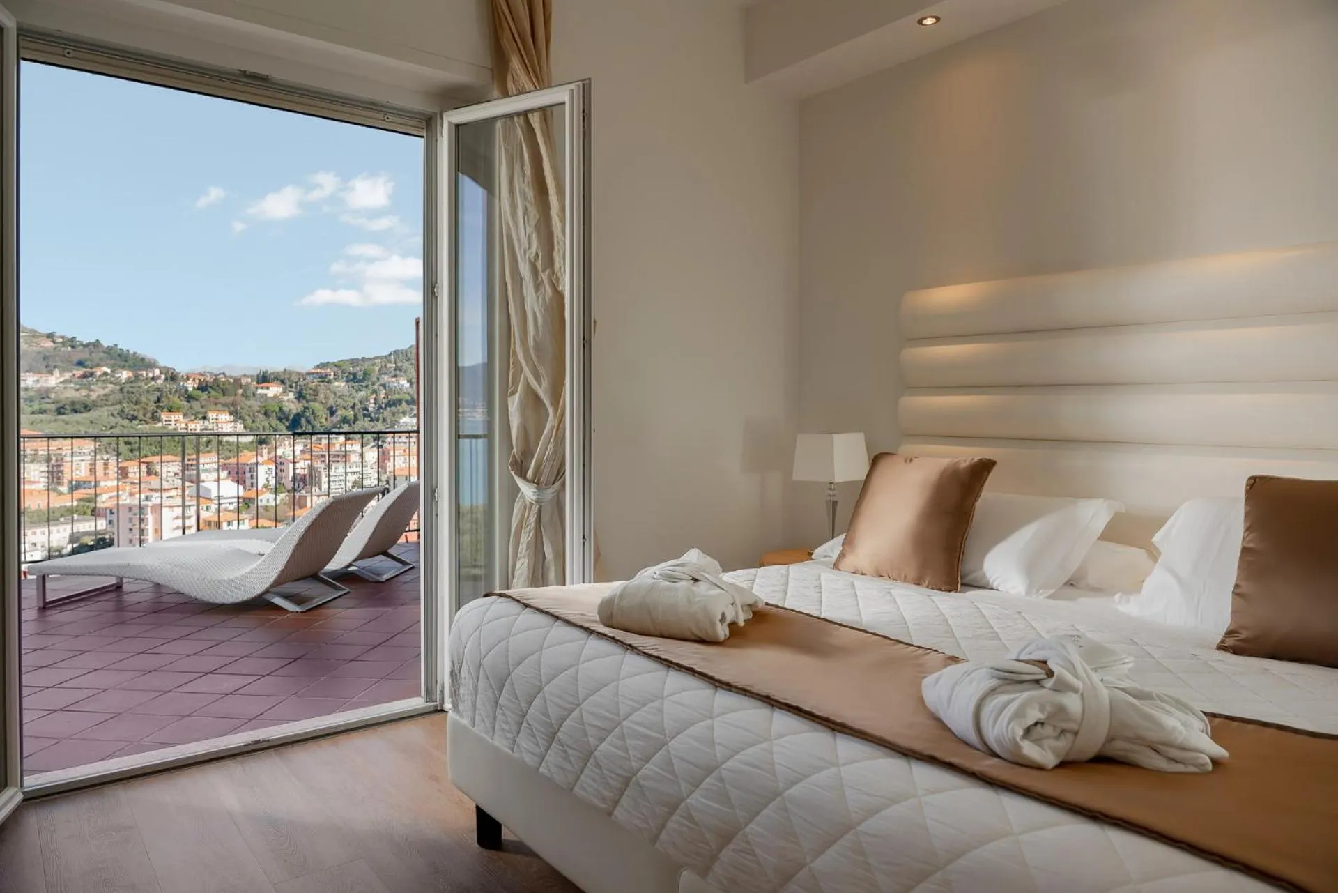 Bedroom, Bed in Europa Grand Hotel