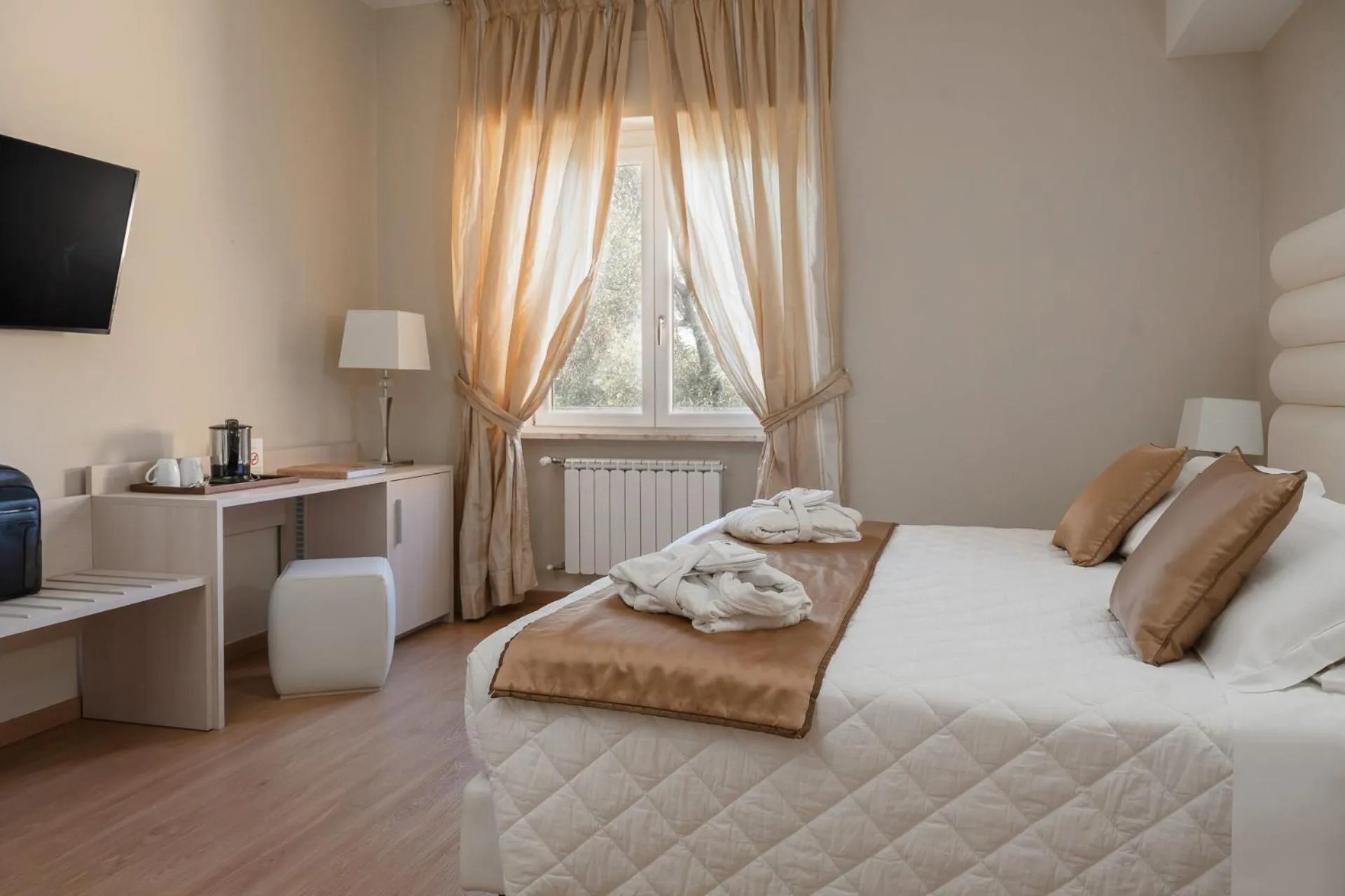 Bedroom, Bed in Europa Grand Hotel