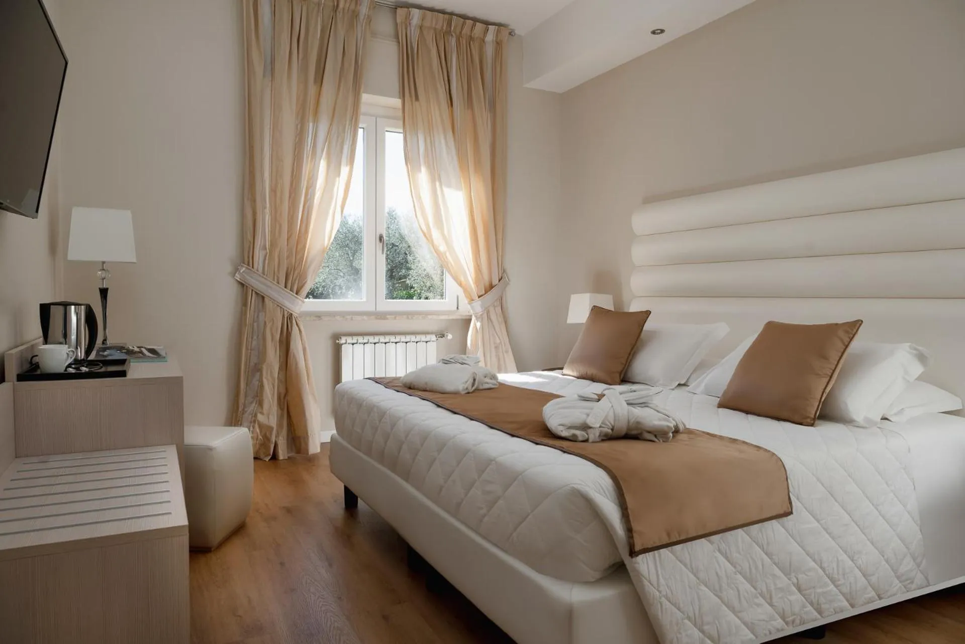 Bedroom, Bed in Europa Grand Hotel