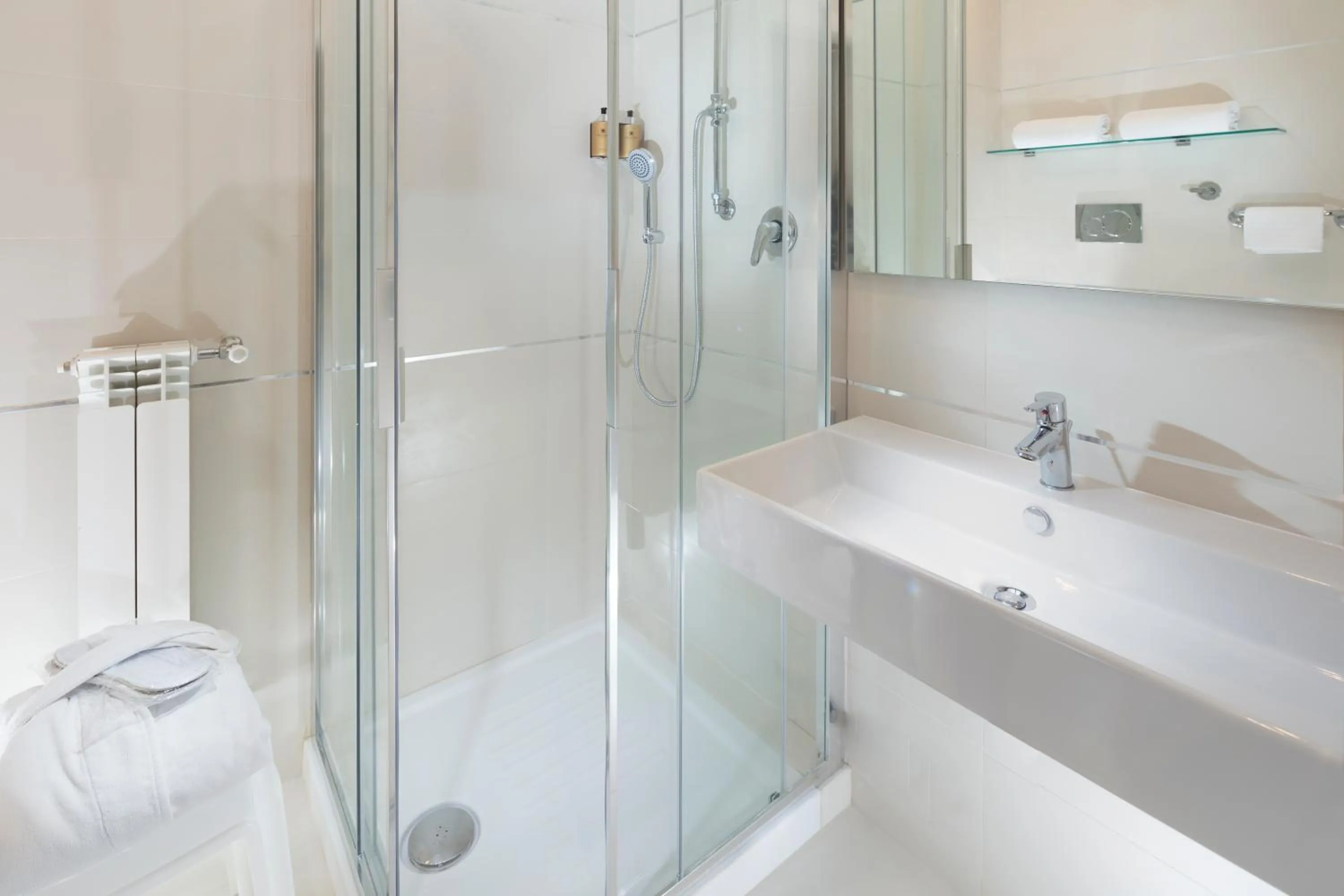 Toilet in Europa Grand Hotel