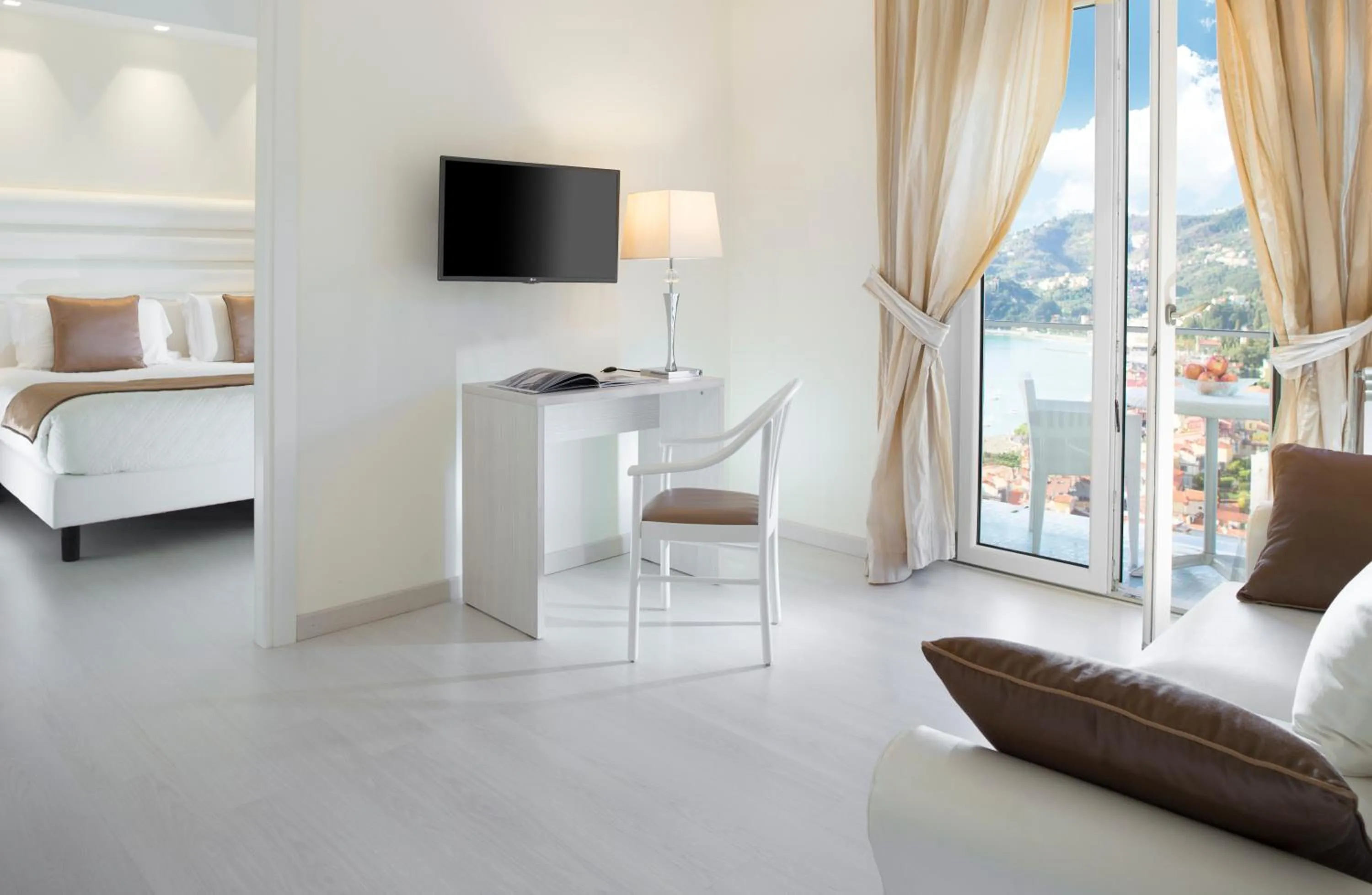 Living room, Bed in Europa Grand Hotel