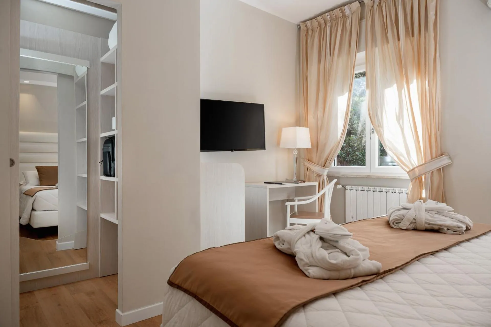 Bedroom, Bed in Europa Grand Hotel