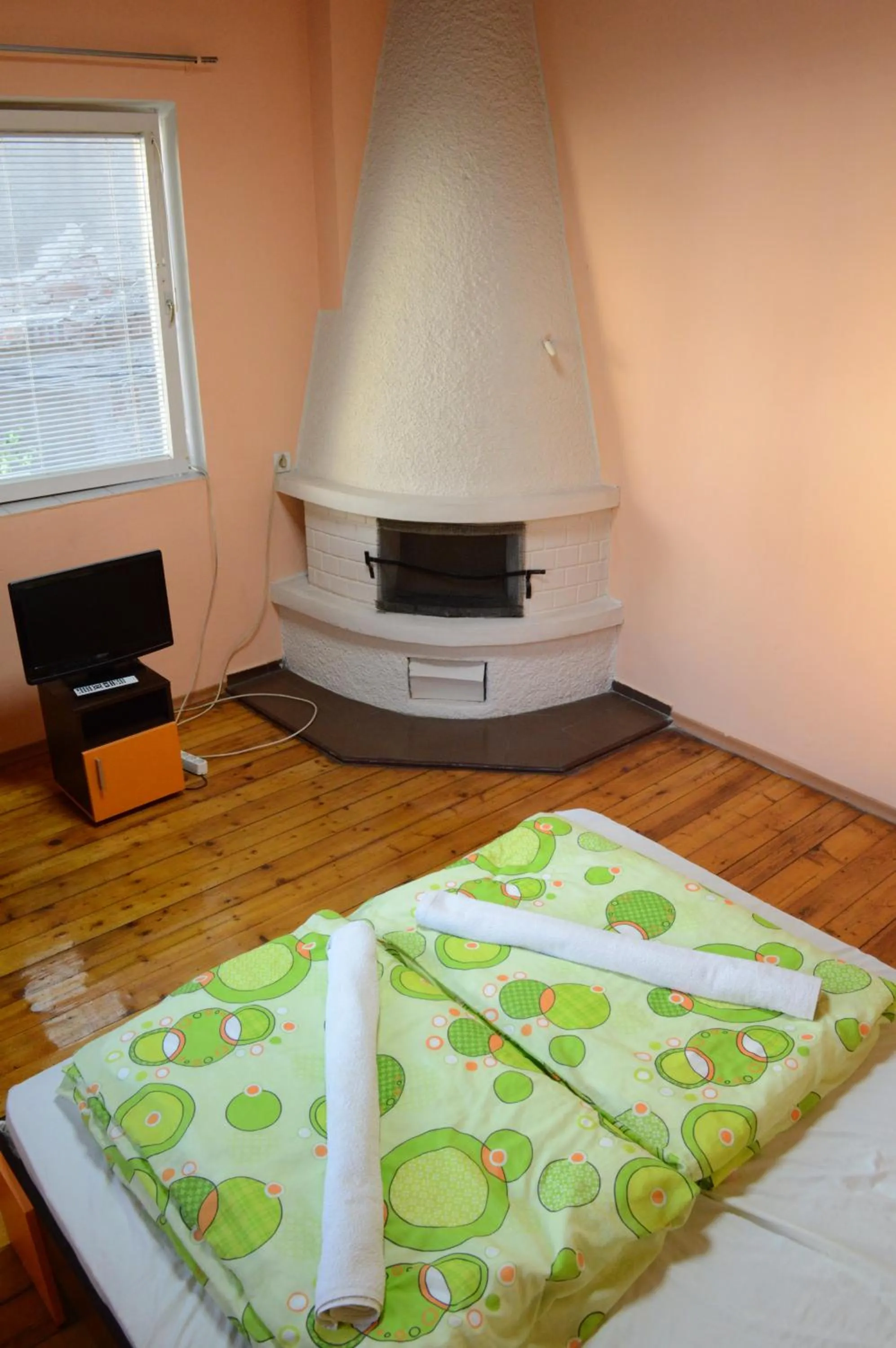 Spring, Bed in Elegance on a Budget - Rooms for Rent in Sofia Center