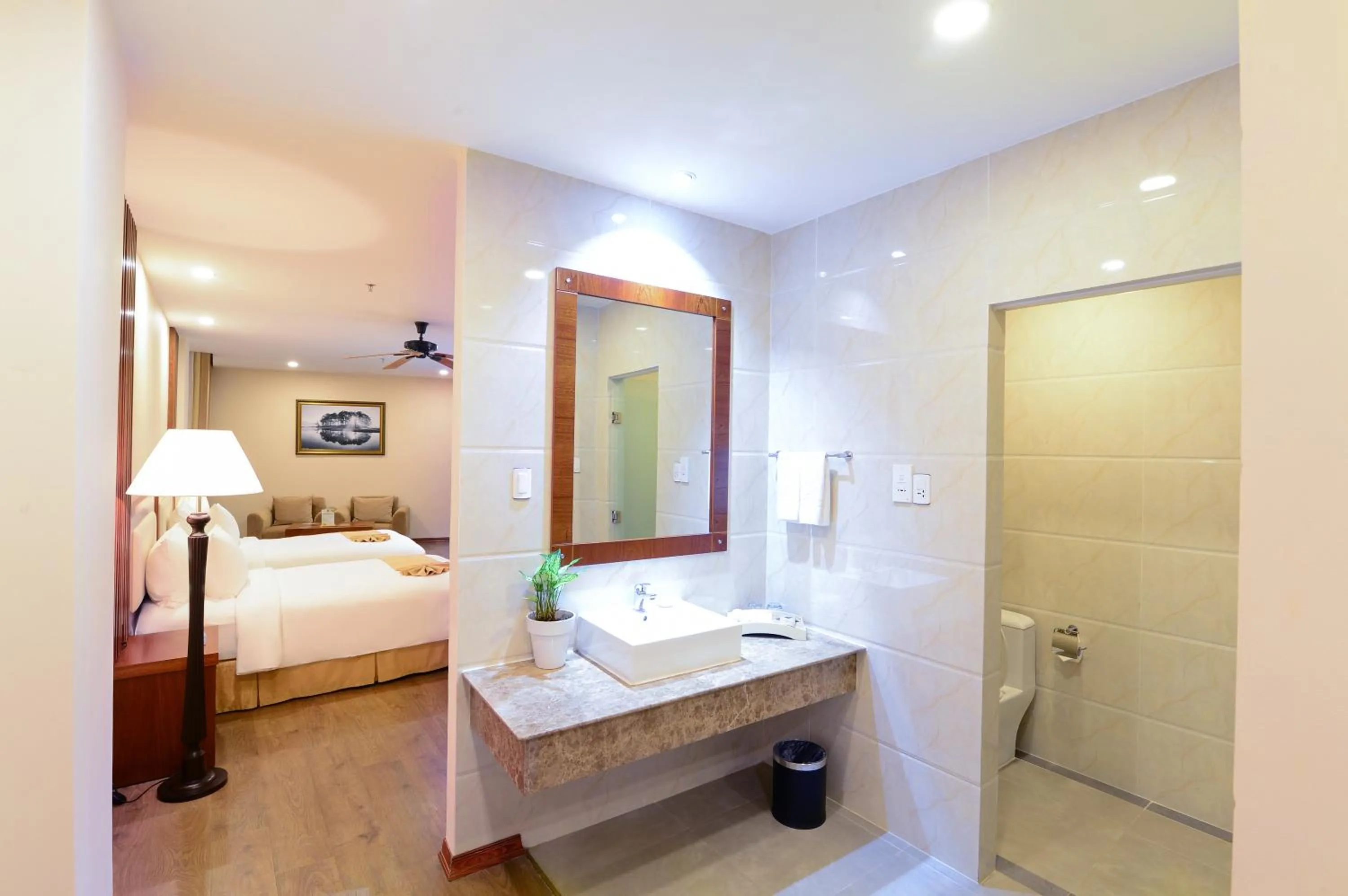 Toilet, Bed in Ladalat Hotel