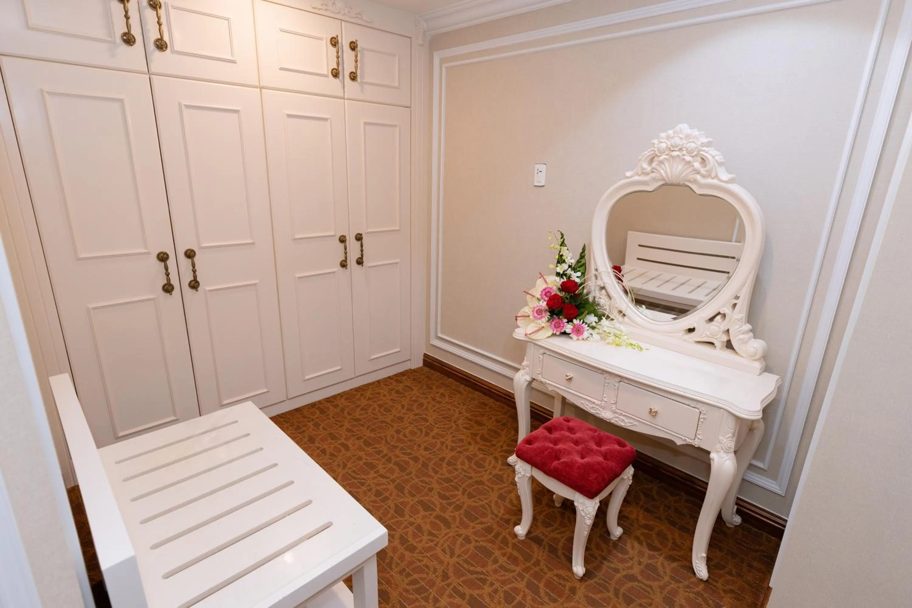 wardrobe in Ladalat Hotel