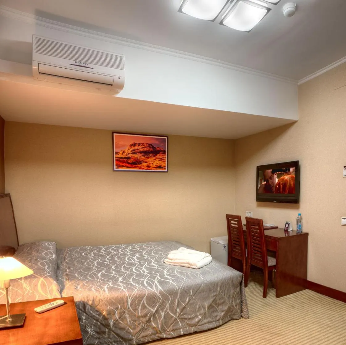 Photo of the whole room, Bed in Voyage Hotel