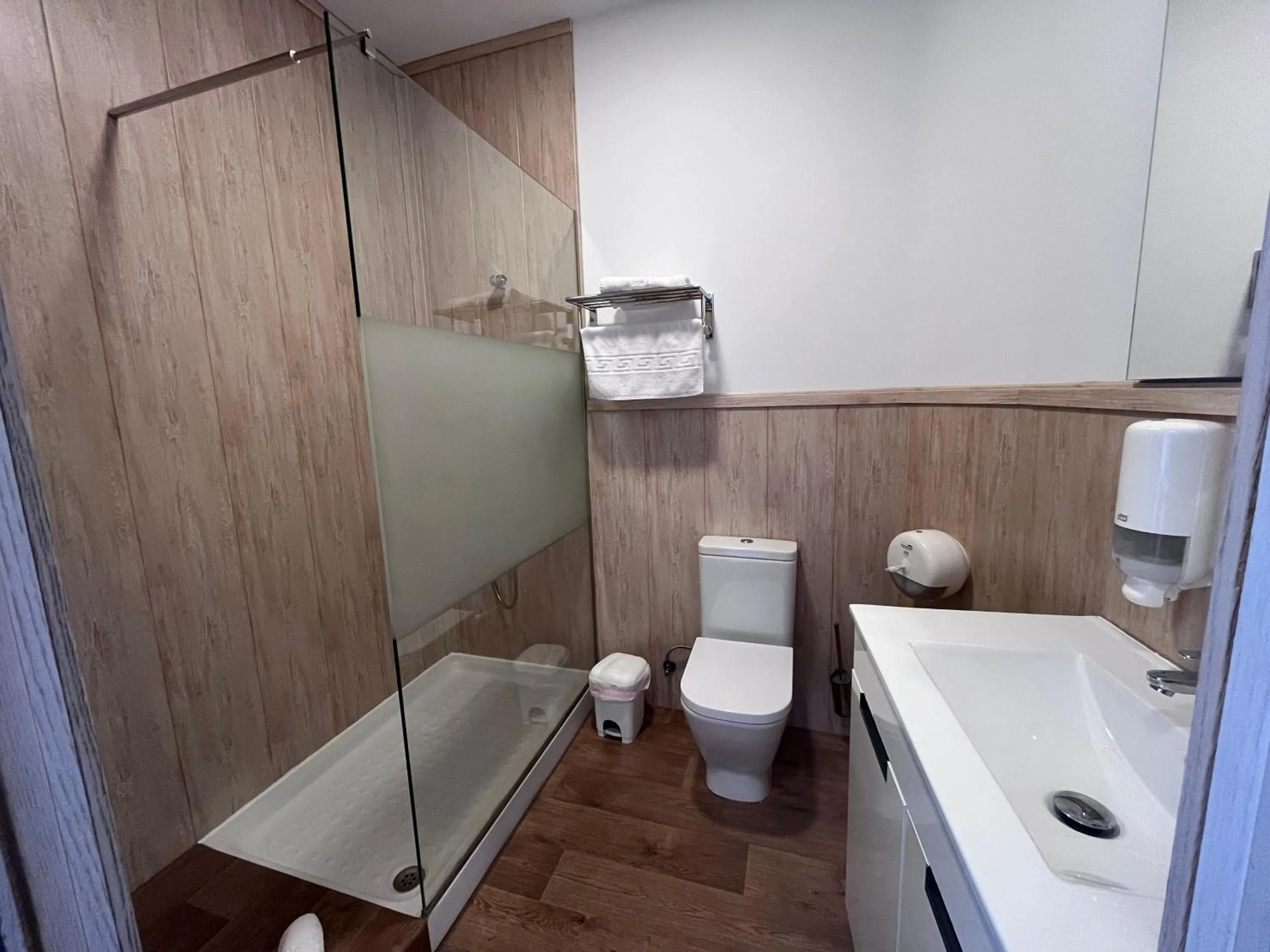 Shower in Balcones de Bentomiz