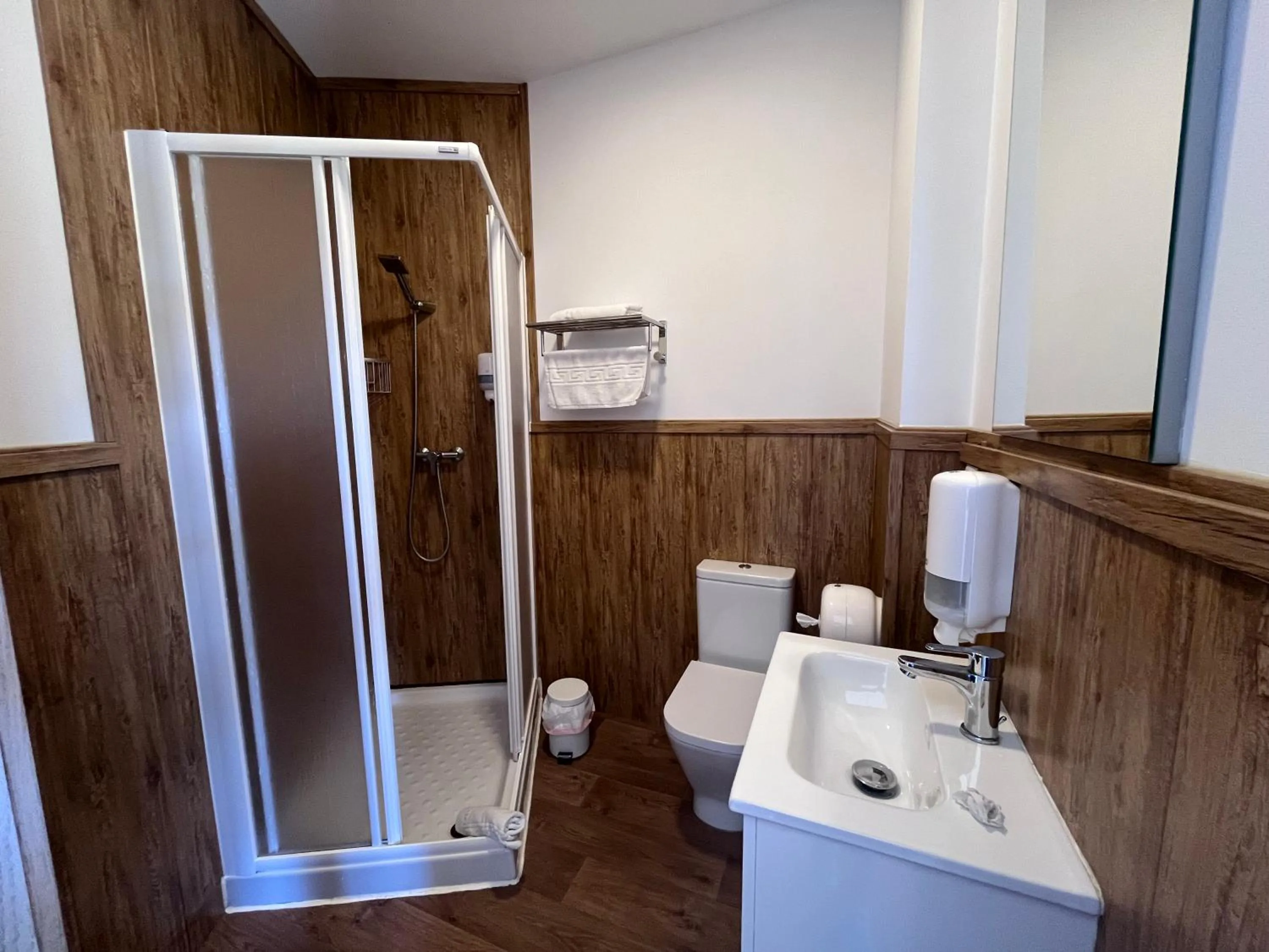 Shower in Balcones de Bentomiz