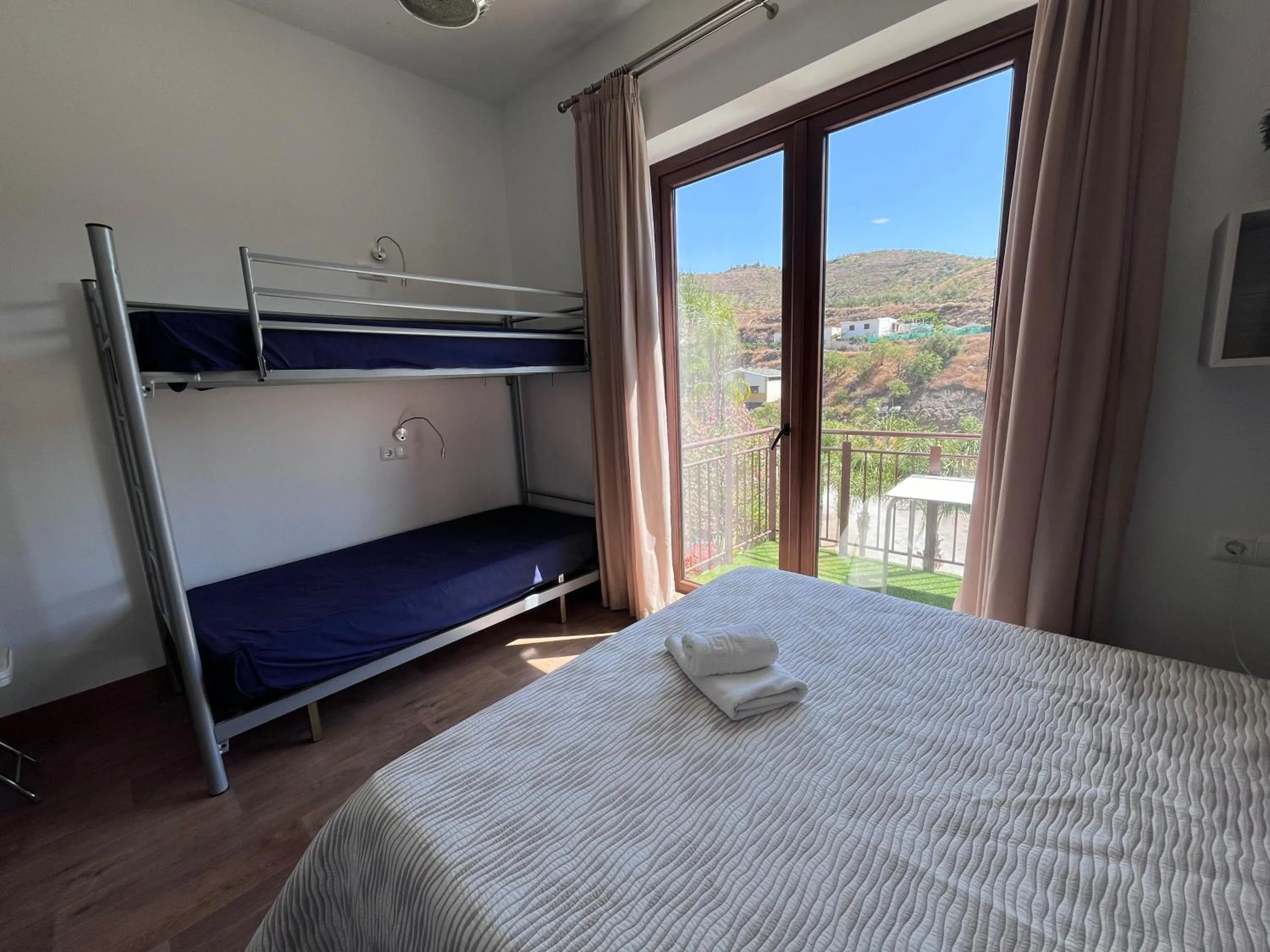 Photo of the whole room, Bed in Balcones de Bentomiz