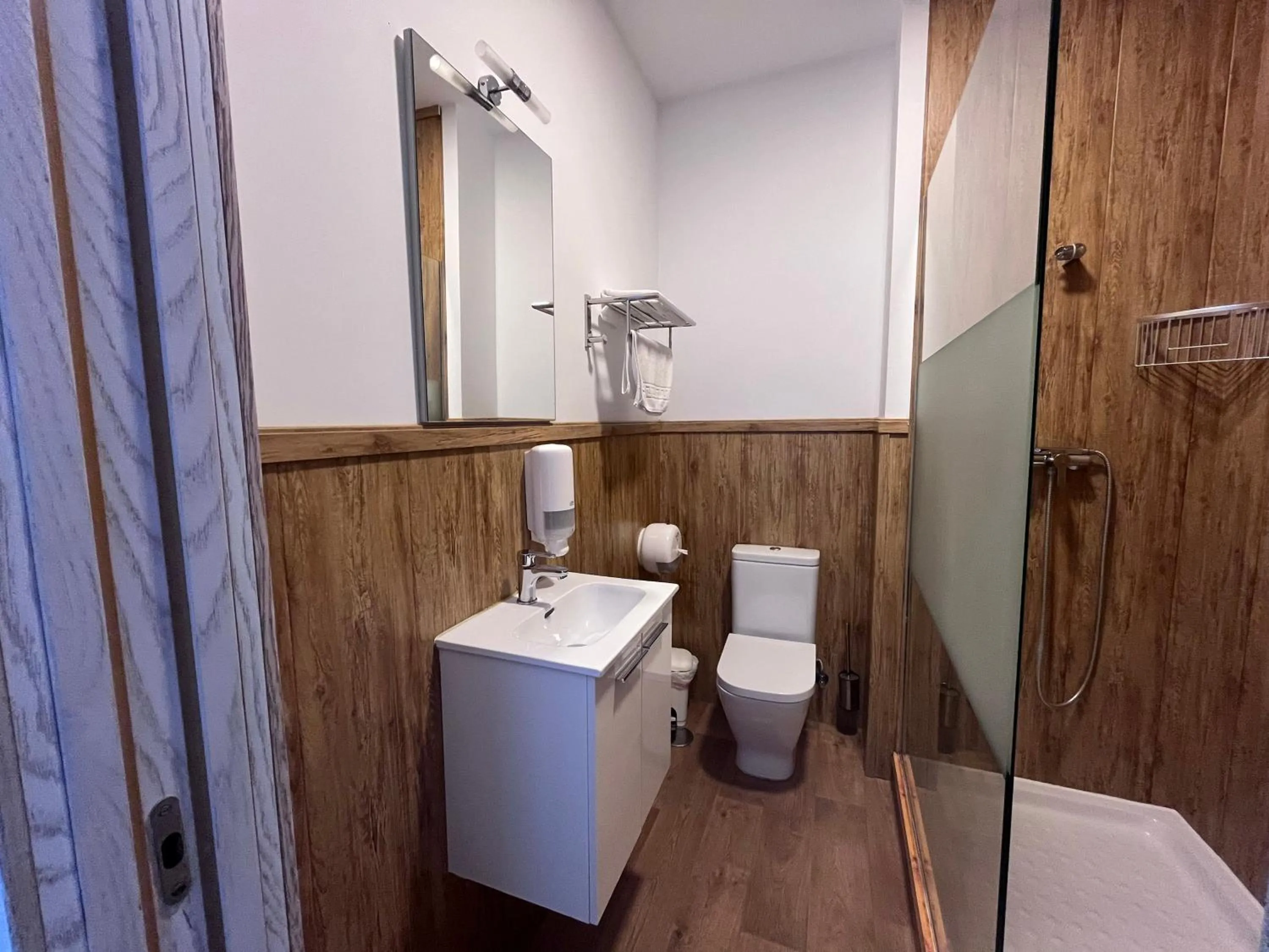 Shower in Balcones de Bentomiz