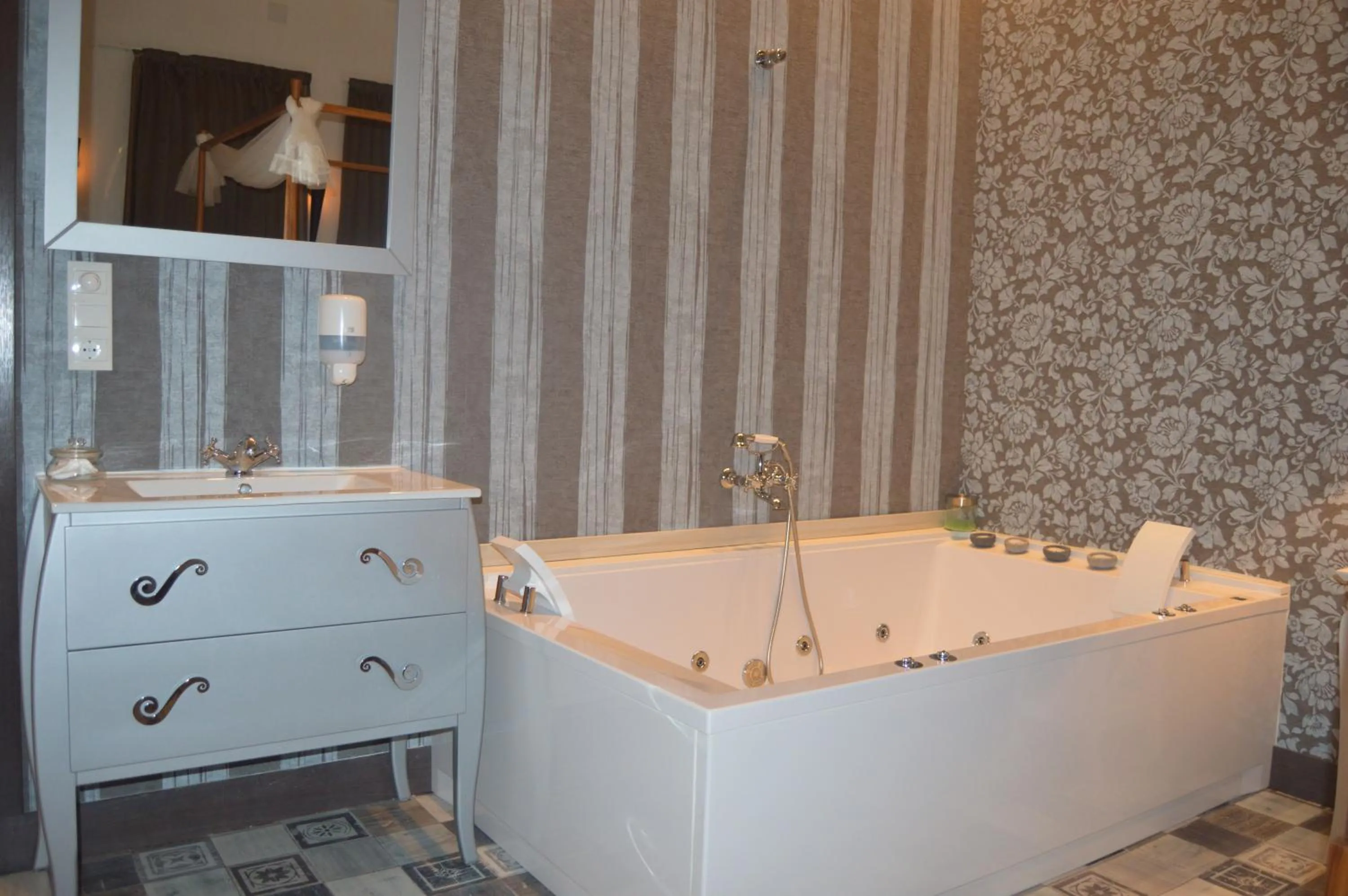 Hot Tub in Balcones de Bentomiz