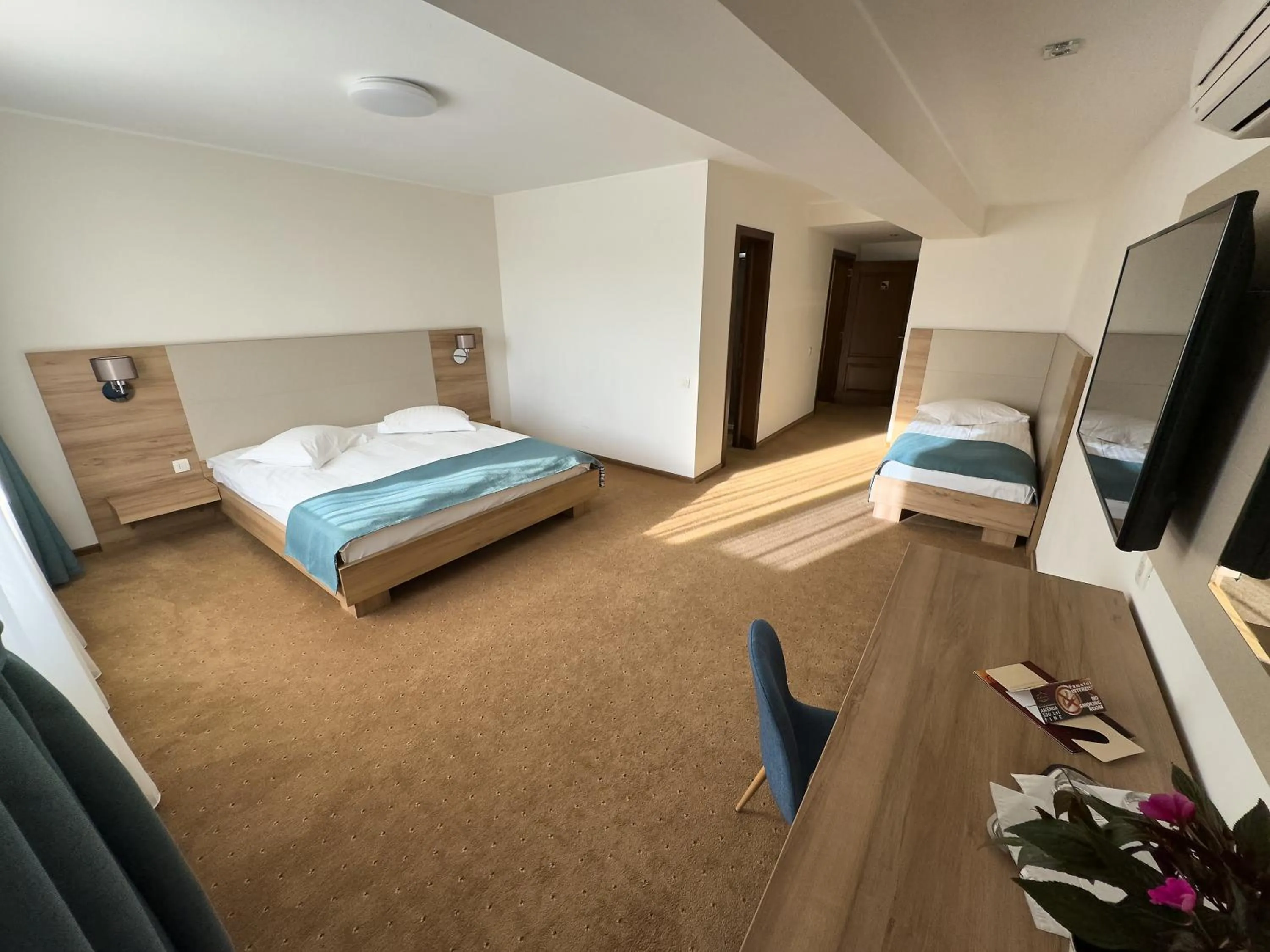 Photo of the whole room, Bed in Hotel Regal