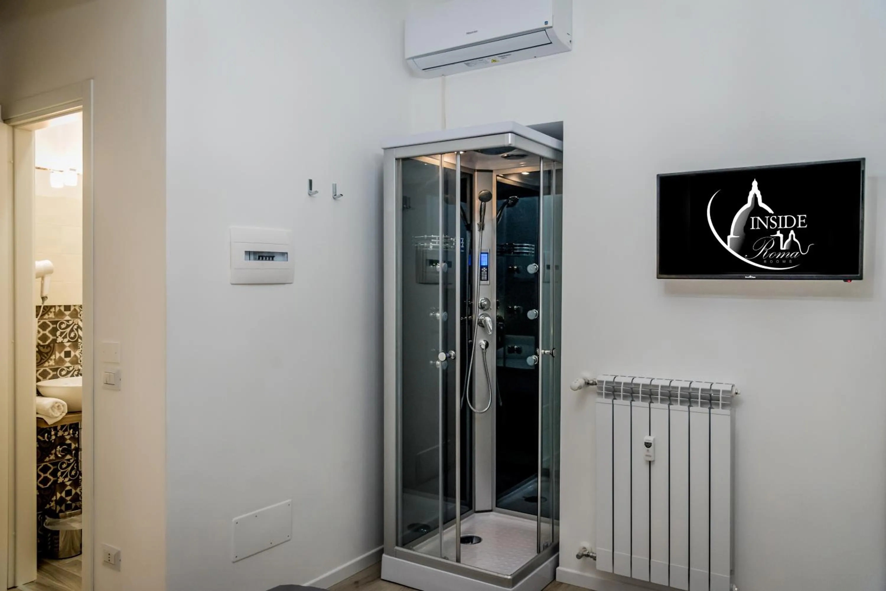 Photo of the whole room in Inside Roma Rooms