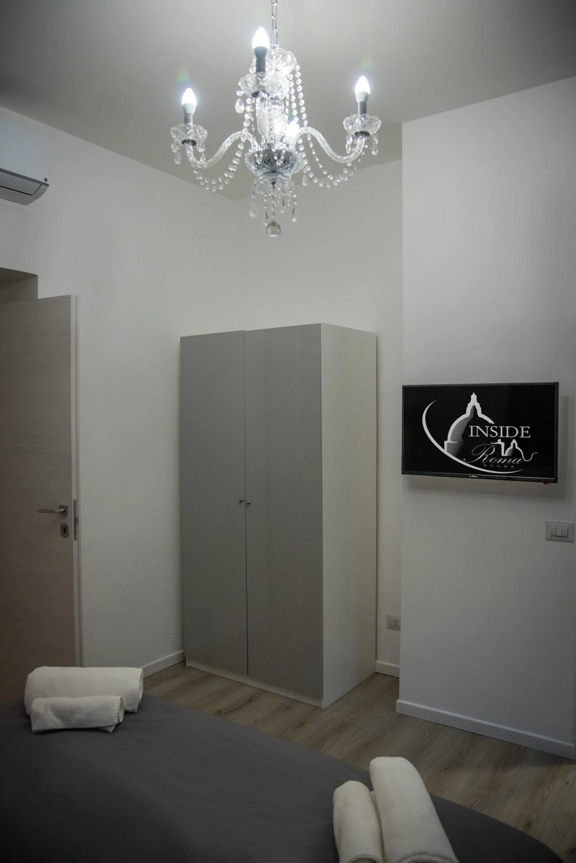 wardrobe, Bed in Inside Roma Rooms