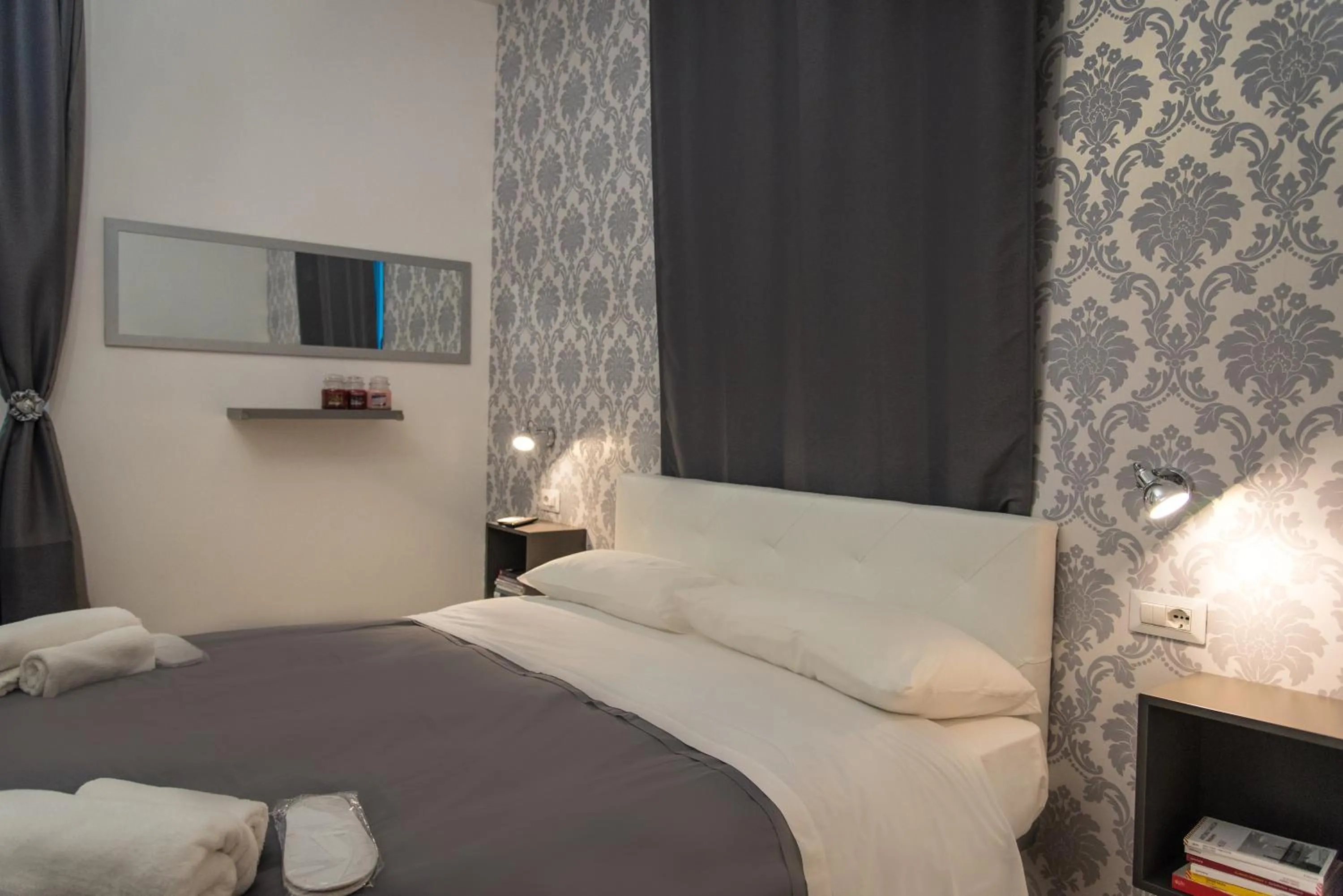 Bedroom, Bed in Inside Roma Rooms